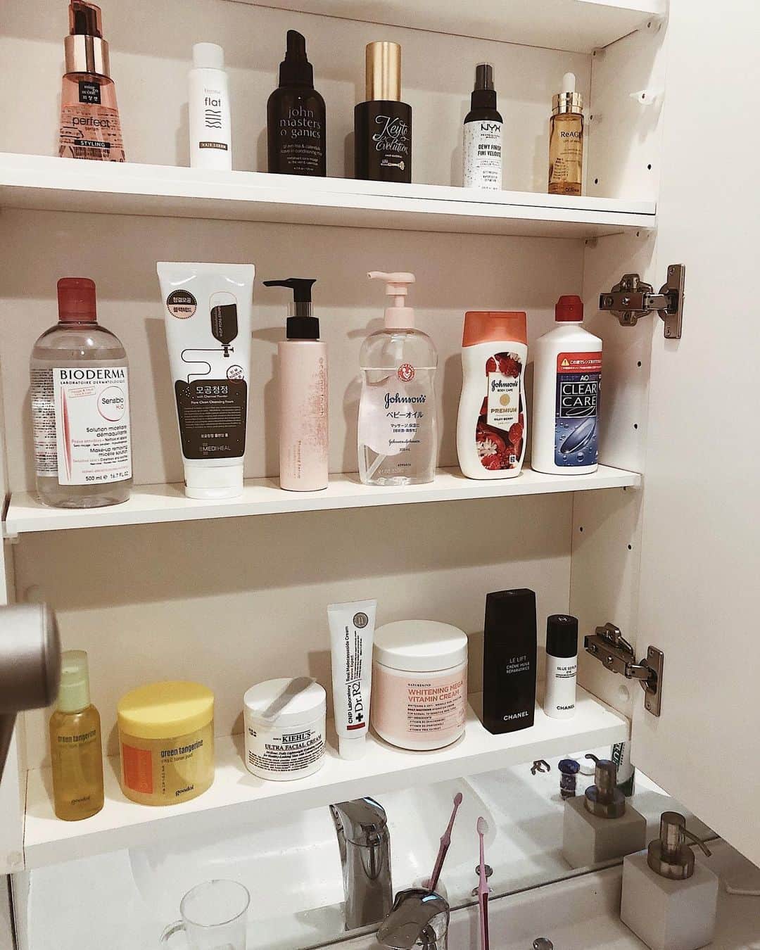 森山菜々のインスタグラム：「最近のスタメンたち👳🏼🛁🧴﻿ お風呂から上がって5秒で保湿できるようにスタメンだけを洗面所に常備〜﻿ 上の段▶︎ヘアケア 真ん中▶︎クレンジング&ボディケア﻿ 下の段▶︎スキンケア ﻿ #bioderma の拭き取りクレンジングはもうこれ8本目くらい🚿 朝洗顔もこれでササっと。ラク〜。﻿ #goodal のトナーパットはセラムと合わせて使うと肌超いいかんじ◎🍋﻿ ﻿ スキンケアの大事さを最近つくづく感じております😭 (ほぼ毎日紫外線生活だしなぁ🦐)﻿ 私の場合は、保湿力の高いものと紫外線毎日ヤバイから鎮静効果とメラニンに効く物を重視して選ぶようにしてマス☀️﻿」