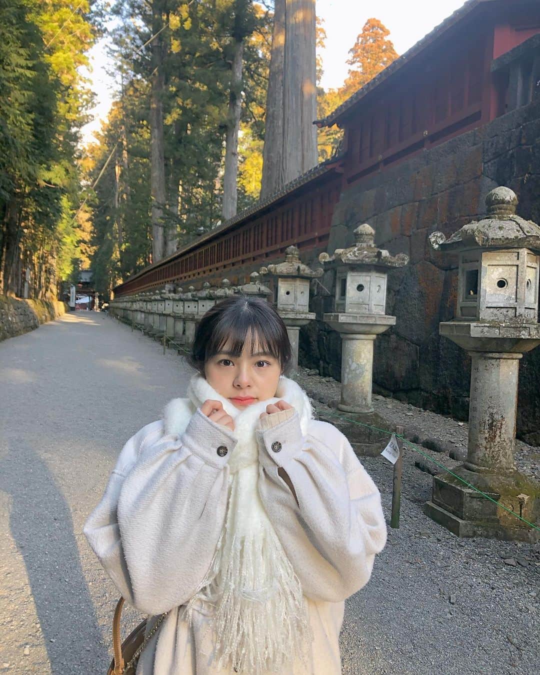 のインスタグラム：「* 今日は家族とお休みが合ったので 急遽日光東照宮に行きました🐵  実は、わたしが0歳のときに 家族旅行で訪れた場所で わたしは全然覚えてないんだけど、 当時の話を聞いたりしながら 両親とまわって面白かった~🌱 *  とっても寒かったけど、 @areeam_official のマフラーが 今回も大活躍でした🧣♡ 流行りのミントカラースラックス （ @mystic_pr ）に @__treat.urself__ のブーツで スタイルアップ^ ^ パンツ×ブーツの合わせよくします💭 最近寒いし、すきです✌︎ *  #日光旅行 #日光東照宮 #日光  #321_code」