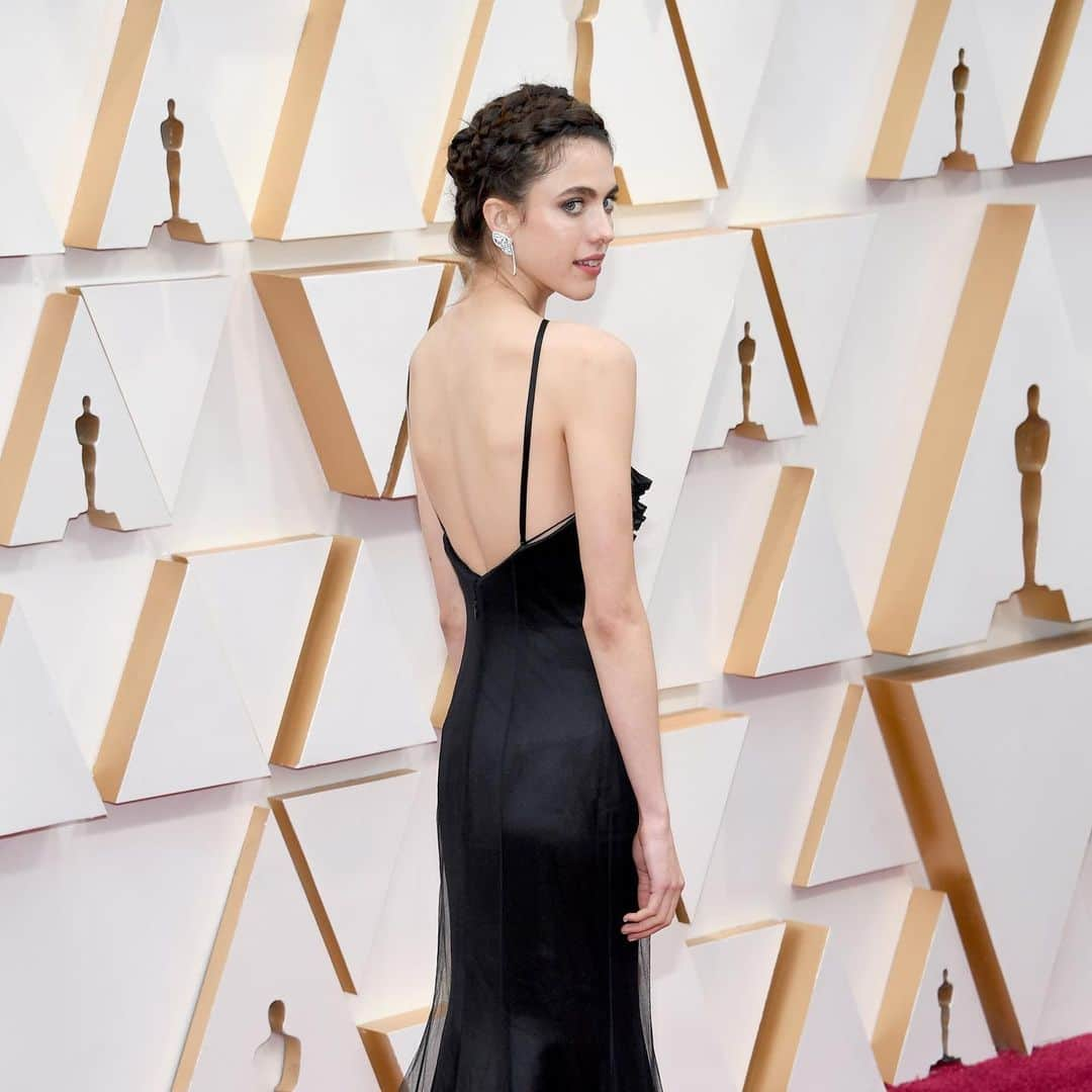 シャネルさんのインスタグラム写真 - (シャネルInstagram)「Friend of the House Margaret Qualley arrived at the 92nd Academy Awards in a black satin and tulle dress from the Fall-Winter 2019/20 Haute Couture collection.  #CHANELinCinema #CHANEL #CHANELHauteCouture @Maison_Lemarie #MaisonLemarie #Lognon @MargaretQualley #MargaretQualley #Oscars @TheAcademy @CHANEL.beauty #CHANELMakeUp #CHANELFineJewelry」2月11日 22時11分 - chanelofficial