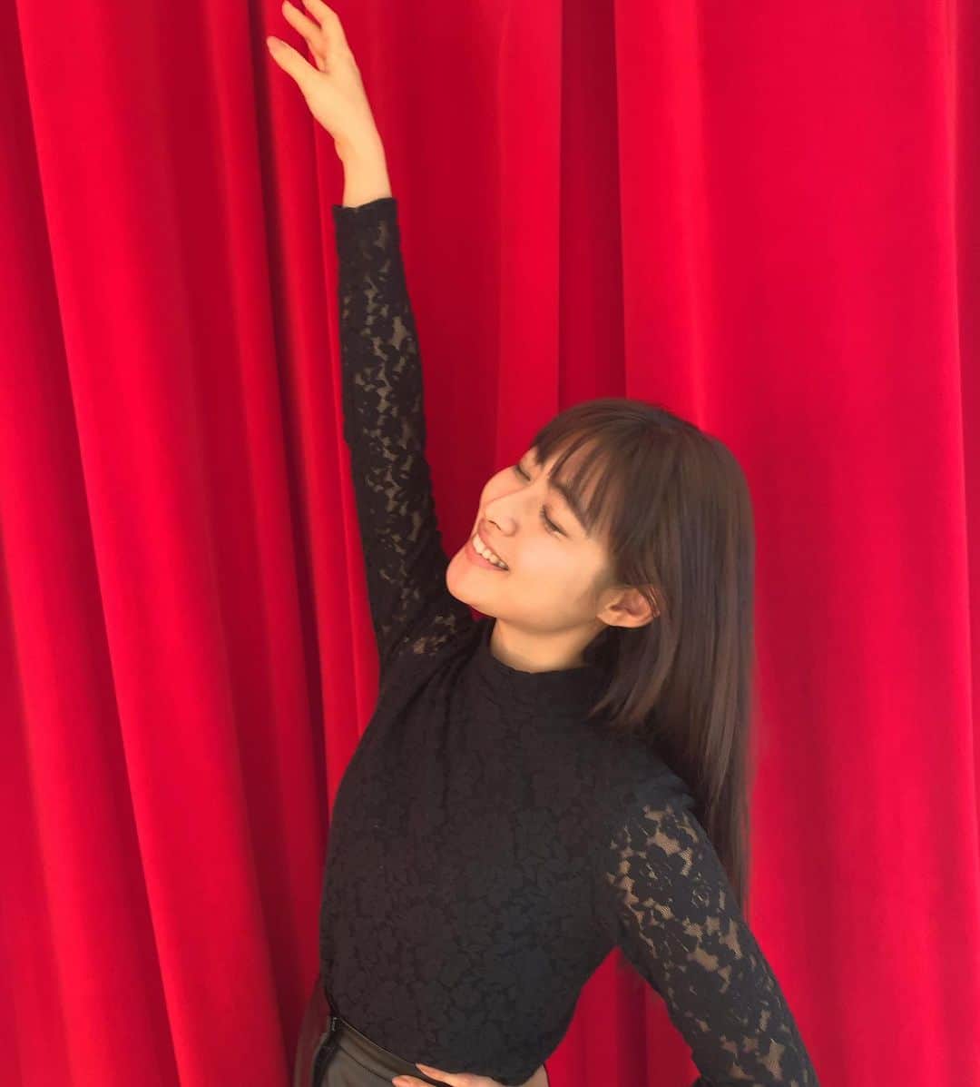 瀧本美織のインスタグラム：「赤に反応してしまうのは最近赤い衣装を着させていただくことが多かったからか…💄 突然ですが、近々【インスタライブ】なるものに挑戦させてもらおうと思います！皆さまにお知らせしたいこともあるので、楽しみにしていてくださいね🥳アナログ人間なのでちょいと不安🤯  #red」