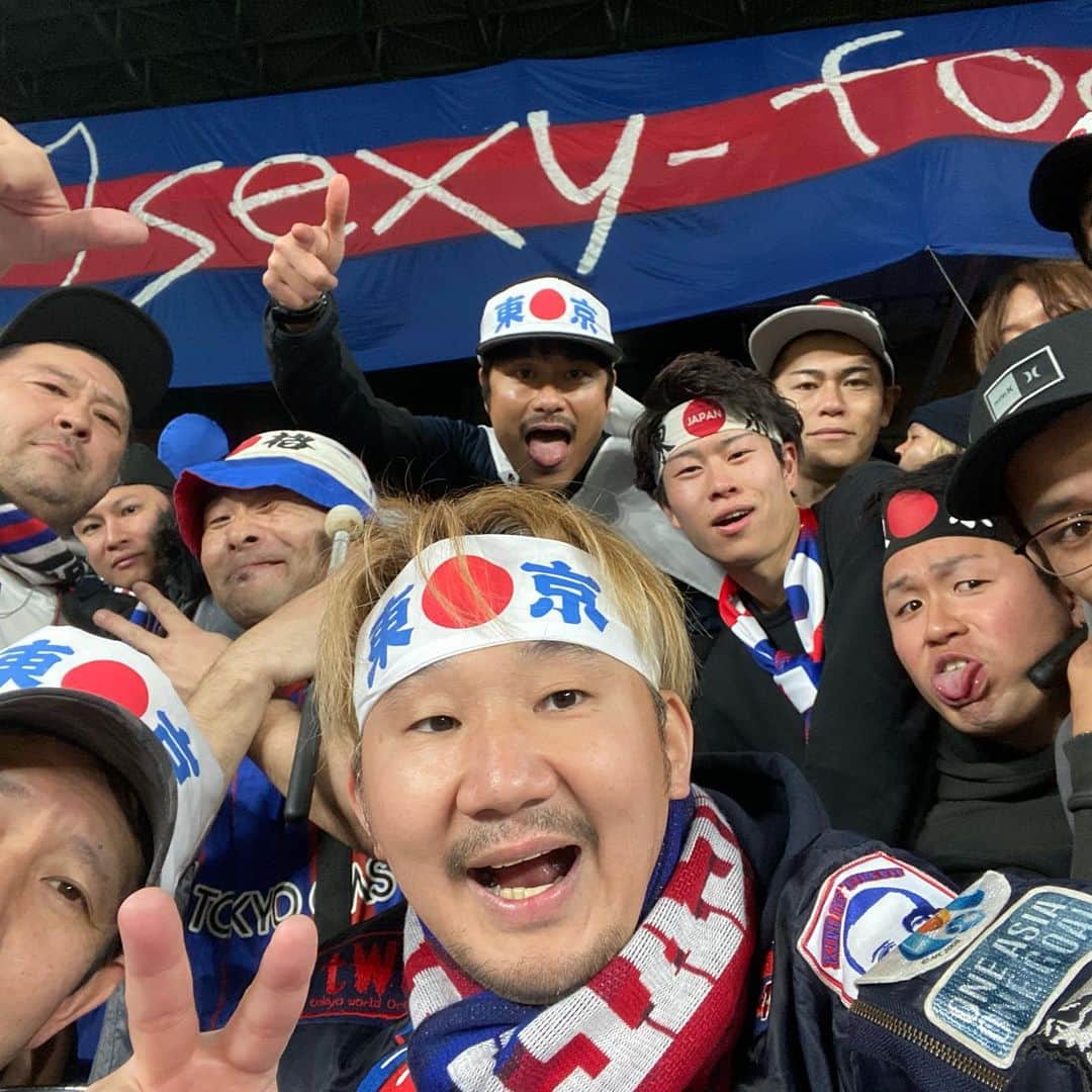植田朝日のインスタグラム：「‪🔵🔴‬﻿ ﻿ ‪勝ちたかった〜〜。。。﻿ ﻿ けど、貴重な勝ち点1ゲット‼️﻿ ﻿ 過去のACLでは韓国アウェーは全部負けてて、それでも決勝トーナメントに行ってるんだから、引き分けは全然ありっしょ！w﻿ ﻿ この勝ち点1を活かす為にも来週のパースは勝ちましょう。﻿ ﻿ ‪YNWA‬﻿ ﻿ ‪#tokyo12‬ #ACL2020 #朝日旅 #蔚山遠征」