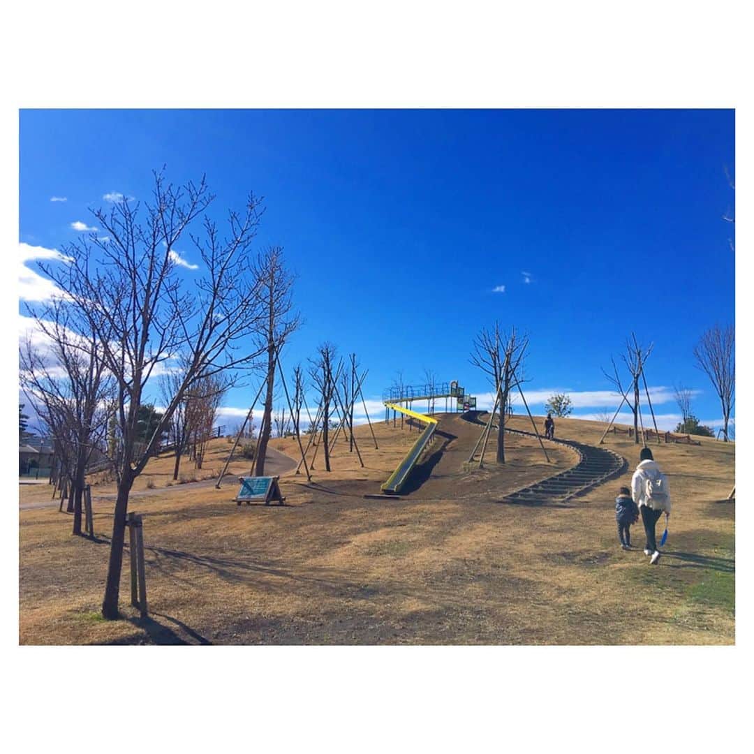 二見夕貴さんのインスタグラム写真 - (二見夕貴Instagram)「. ある日の撮影日和。 . 平和すぎる公園 🌳 朝焼け雲 ☁︎☀︎ . 保育園のこどもたちが遊びにきてて 広い公園を自由に遊べてたのしそうだった☺️ . ローラー滑り台とても気になった🍭 ( 衣装なので滑るの我慢😐笑 ) . #park #cameragirl #ilovesky #bluesky #morningsky #gm #wintersky #公園 #カメラ女子 #空まにあ #青空 #朝の空 #冬空」2月11日 22時33分 - yyyuki___