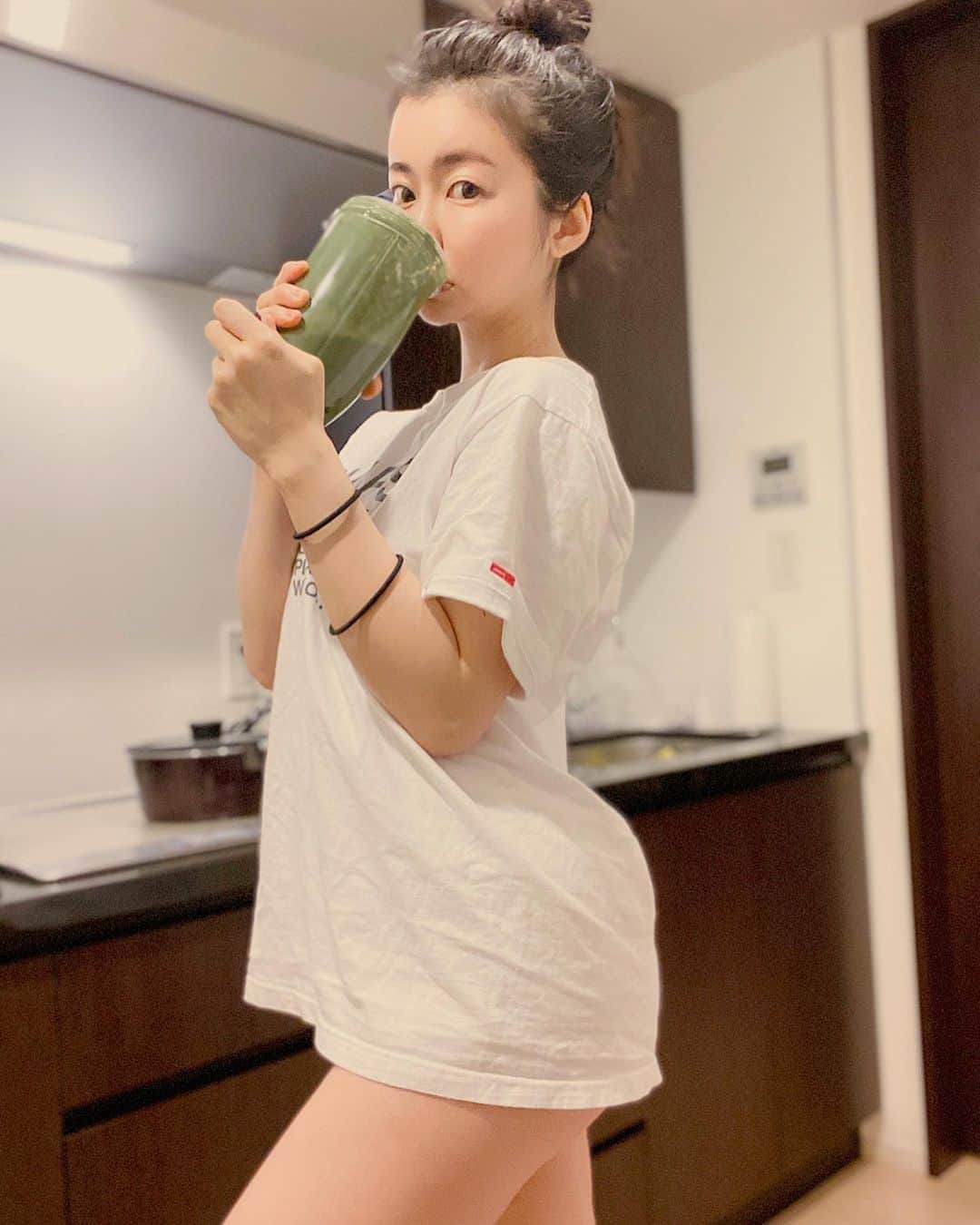 渋谷ゆりのインスタグラム：「昨日は外食したから、今夜は#グリーンスムージー でリセット🥬1日では太らないから、食べ過ぎても自分を責めずに、2〜3日単位で調整しよう☺️ #すっぴん で失礼します…🙇‍♀️ I went out for dinner last night, so tonight I drink #greensmoothie for diet :) sorry for no makeup today🙇‍♀️ 昨天晚上在外面吃了，所以今晚在家裡喝了green smoothie。今天沒化妝對不起🙇‍♀️ #スムージー #ヴィーガン #オーガニック #tokyo #有機 #vegan #美肌 #皮膚保養 #ダイエット #筋トレ女子 #diet #健身 #減肥 #减肥 #筋トレ #アンチエイジング #nutribullet #美容 #ベジタリアン #ペスカタリアン #デトックス」