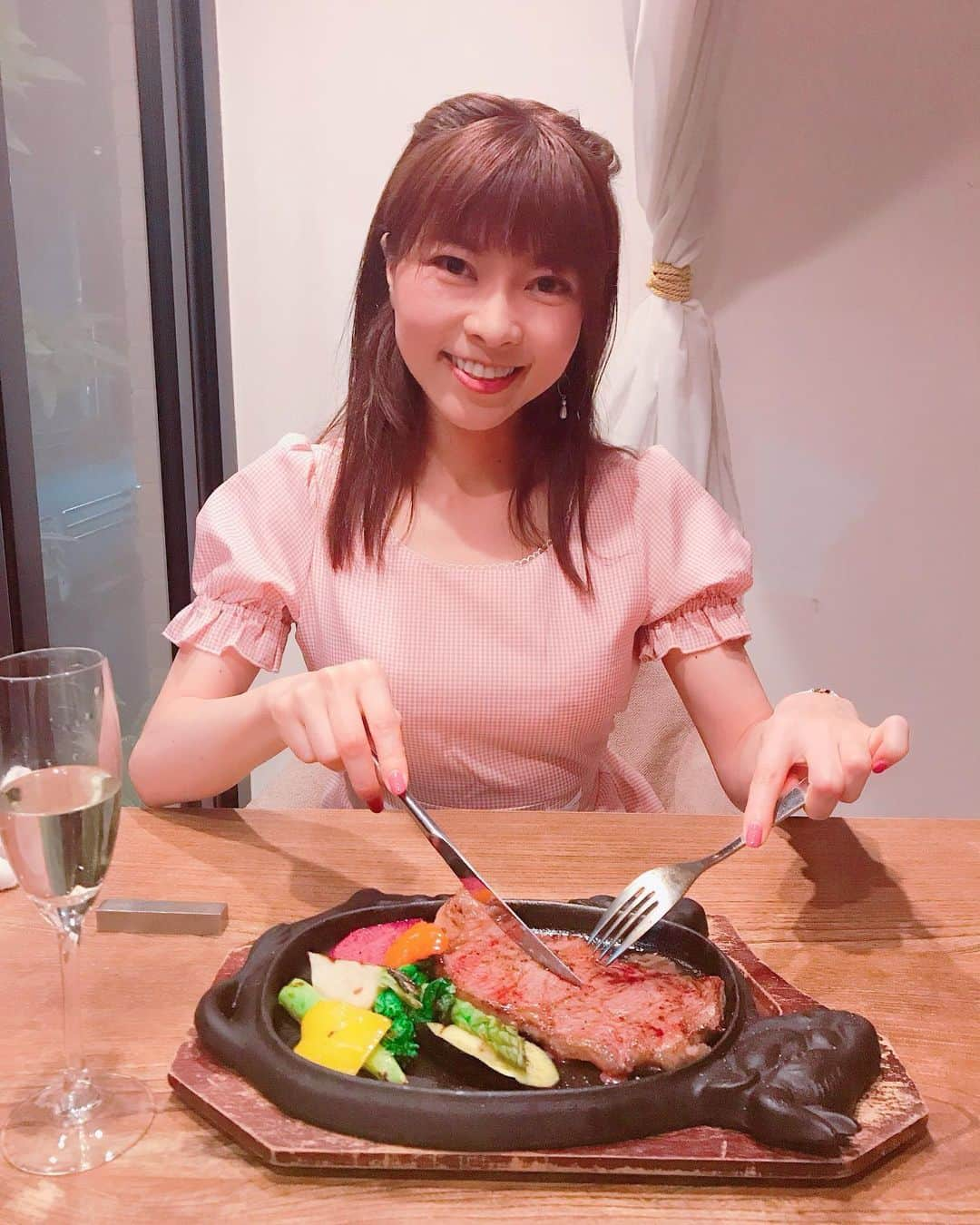 DJ MIYAさんのインスタグラム写真 - (DJ MIYAInstagram)「こんばんはぁ❤️今夜は、momと白金台にある「NORI」でイタリアンdinnerを楽しみました～～♪❤️❤️ . .  @nori.shirokane .  白を基調とした明るい雰囲気のresort空間が気に入っちゃった☆彡 . . ◎チーズの盛り合わせ  1100  ゴルゴンゾーラ、タレッチョ、パルミジャーノ 濃厚で美味しーい❤️ . . ◎豚のナポリ風 ピリ辛煮込み 1190 なんて美味しいソースなのでしょうか。 ◎マルゲリータ S 990 Pizza❤️❤️モッツァレラチーズとbasilとがめっちゃいいー！もちもちピッツァ❤️美味しかったー！ . ◎アンガス牛 サーロインステーキ 150gを1人一皿❤️ 物凄く柔らかくて、焼き加減も最高によかったー！❤️お皿も牛さんで可愛かったー！！❤️ 絶品ステーキは、かなりおすすめっっ(^ ^) Hot coffeeもとても美味しかったよーぉ💗 . .  白金イタリアン NORIで検索してね!ごちそうさまでしたぁぁ＾０＾♪ Casting By @woomy.restaurant  #グルメ　#白金台　#白金イタリアン　#イタリアンレストラン #今日のコーデ　#グルメ女子　#食リポ　#女子会コーデ　#今日のファッション #ファッション好き　#今日のファッション　#コーディネート　#白金高輪 #アンガスビーフ  #白金台ディナー　#旅インスタグラマー　#インスタグラマー　#インフルエンサー #ディナーコーデ　#ファッショニスタ　#東京グルメ　#目黒区　#グルメブロガー #レストラン　#ラグジュアリー　#ピザ好き　#女子会  #白金台グルメ #PR #スパークリングワイン好き #スパークリングワイン」2月11日 22時31分 - dj_miya