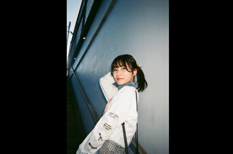 福岡聖菜さんのインスタグラム写真 - (福岡聖菜Instagram)「言葉。  久しぶりに　#写ルンです　を使って撮った写真。 せっかくだからおしゃれな写真を撮りたいなぁと思って パッと思いついたポーズ。  父が撮ったというと 父の趣味がカメラっぽく聞こえるけど、 実際は「撮ってもらった」写真なの。 いつもお世話になってます🤭  ロンT→ #ehyphenworldgallery * * #フィルムカメラ　#街角スナップ  #ラフコーデ #ロンtコーデ #ポニーテール #新しいプロフィール画像」2月11日 22時33分 - seina___ff