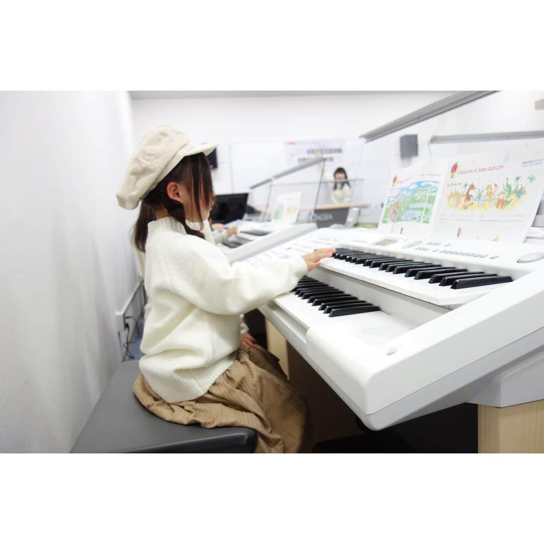 Saraさんのインスタグラム写真 - (SaraInstagram)「. 先日、ヤマハ音楽教室の 無料体験レッスンに参加してきました🎶 . @yamaha_ongakukyoushitsu . まねっこして歌を歌ったり、 先生の演奏を聞いたり、 鍵盤楽器を演奏したり、 内容は盛りだくさん🎹❤️ . 日々の園生活を通して 音楽に興味がでてきたサラは とっても楽しかったみたい☺️ . 中でもお気に入りはエレクトーン♪ 素敵な経験になりました✨ . #ヤマハ音楽教室 #無料体験レッスン #ぷっぷる #親子で音楽 #おうただいすき #PR」2月11日 22時33分 - sarasara718