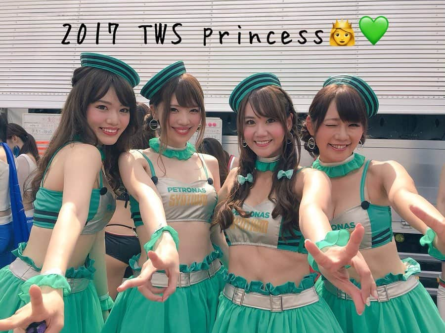 綾野ゆりかさんのインスタグラム写真 - (綾野ゆりかInstagram)「TWS princessを卒業しました🥺 * 2017年、オーディションを受けた次の日に合格の連絡を頂き、信じられないくらい嬉しくて‥。今でもその時の光景が昨日のように思い出せます。 * 1年目は右も左もわからない状態で先輩についていくのが必死で、レースについて勉強し、覚えることも沢山あり、更にサーキットでの活動は思っていたより体力的に厳しく、いっぱいいっぱいになる事も多々ありました。 ですが、それ以上にレースクイーンのお仕事は楽しくて楽しくて。 車はかっこいいし、レースはドキドキハラハラで何が起こるかわからなくてどんどん虜になっていくし、チームメイトと過ごす時間は笑ってばかりだったし‥🥺❤️ そして何よりも、チーム・スポンサー様の看板を背負ってチームを間近で応援できることが誇りに思えました。 * LM corsaは大阪トヨペットを母体とした社員チームだからこそ、とてもあたたかいチームでした。 そして、レースクイーンをとても大切に扱ってくださり、少しでも出番があるならばレースクイーンとして立たせてくださり、レースクイーンのお仕事を全うさせてくださったチームでした。 super GTの1日だけでも従来のお仕事に加え、F4のグリッドや表彰式、PCCJのグリッドにもお着替えして立たせて頂き、更に86/BRZレースやDTM交流戦や鈴鹿10時間耐久レースにも参加させて頂きました。何パターンもの衣装を用意して下さり、こんなにも役目があるチームで2年間もレースクイーンが出来た事、本当に幸せでした。 * 2019年、メンバーは私以外は2018年からの継続組で、皆の仲に馴染めるかと少し不安もあったのですが、5人がとっても暖かく迎えてくれてすぐ馴染めたなぁ🥰 * 2017年シーズンは無我夢中で余裕なんて全く無く突っ走った1年だったので、2019年シーズンは自分に出来ることを最大限にし、どんな時も楽しんでやりきることを決め、その通りにできたのではないかなと思っています。 楽しくできたのは本当にチームメイトのお陰で‥、 どんな時も笑かしてくれた明るい乙ちゃん、ツボが浅くてちょっとしたことでも笑ってた竹本、私と同じペースが流れていたぱるちゃん🤣本当思い返してみたら、いっつも乙ちゃんと竹本が早口で漫才みたいなことしてて私とぱるちゃんがのんびり笑っていたなぁ🤣笑 3人ともすごく気がきいて、いつもハッピーで、見習うところばかりだった。 そして、いつもどんな時でも私たち4人のことを1番に考えてサポートして下さったみゆさん、レイナさん、本当にありがとうございました🥺✨ この6人で過ごした時間は絶対一生忘れることのない宝物です✨ こんな素敵なメンバーに出会わせていただけたのも、また2019 TWS princessに選んで頂いたからです。 * 2019年シーズンではオートポリス戦で優勝し、嬉しくて感動して皆んなでいっぱい泣きました。大人になってこんなに心が熱くなることがあったのか！と思う程感動しました。 チームがより大好きになりました✨そして本当に最高のシーズンでした✨ * チームの皆様に心から感謝しています。 2年間、60号車 LMcorsaのレースクイーンをさせて頂き、特別な時間を沢山過ごさせて頂き、本当にありがとうございました。 * そしてTWS princessを応援してくださったファンの皆様、ありがとうございました😊」2月11日 22時36分 - yrk__a