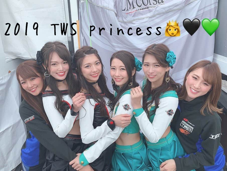 綾野ゆりかさんのインスタグラム写真 - (綾野ゆりかInstagram)「TWS princessを卒業しました🥺 * 2017年、オーディションを受けた次の日に合格の連絡を頂き、信じられないくらい嬉しくて‥。今でもその時の光景が昨日のように思い出せます。 * 1年目は右も左もわからない状態で先輩についていくのが必死で、レースについて勉強し、覚えることも沢山あり、更にサーキットでの活動は思っていたより体力的に厳しく、いっぱいいっぱいになる事も多々ありました。 ですが、それ以上にレースクイーンのお仕事は楽しくて楽しくて。 車はかっこいいし、レースはドキドキハラハラで何が起こるかわからなくてどんどん虜になっていくし、チームメイトと過ごす時間は笑ってばかりだったし‥🥺❤️ そして何よりも、チーム・スポンサー様の看板を背負ってチームを間近で応援できることが誇りに思えました。 * LM corsaは大阪トヨペットを母体とした社員チームだからこそ、とてもあたたかいチームでした。 そして、レースクイーンをとても大切に扱ってくださり、少しでも出番があるならばレースクイーンとして立たせてくださり、レースクイーンのお仕事を全うさせてくださったチームでした。 super GTの1日だけでも従来のお仕事に加え、F4のグリッドや表彰式、PCCJのグリッドにもお着替えして立たせて頂き、更に86/BRZレースやDTM交流戦や鈴鹿10時間耐久レースにも参加させて頂きました。何パターンもの衣装を用意して下さり、こんなにも役目があるチームで2年間もレースクイーンが出来た事、本当に幸せでした。 * 2019年、メンバーは私以外は2018年からの継続組で、皆の仲に馴染めるかと少し不安もあったのですが、5人がとっても暖かく迎えてくれてすぐ馴染めたなぁ🥰 * 2017年シーズンは無我夢中で余裕なんて全く無く突っ走った1年だったので、2019年シーズンは自分に出来ることを最大限にし、どんな時も楽しんでやりきることを決め、その通りにできたのではないかなと思っています。 楽しくできたのは本当にチームメイトのお陰で‥、 どんな時も笑かしてくれた明るい乙ちゃん、ツボが浅くてちょっとしたことでも笑ってた竹本、私と同じペースが流れていたぱるちゃん🤣本当思い返してみたら、いっつも乙ちゃんと竹本が早口で漫才みたいなことしてて私とぱるちゃんがのんびり笑っていたなぁ🤣笑 3人ともすごく気がきいて、いつもハッピーで、見習うところばかりだった。 そして、いつもどんな時でも私たち4人のことを1番に考えてサポートして下さったみゆさん、レイナさん、本当にありがとうございました🥺✨ この6人で過ごした時間は絶対一生忘れることのない宝物です✨ こんな素敵なメンバーに出会わせていただけたのも、また2019 TWS princessに選んで頂いたからです。 * 2019年シーズンではオートポリス戦で優勝し、嬉しくて感動して皆んなでいっぱい泣きました。大人になってこんなに心が熱くなることがあったのか！と思う程感動しました。 チームがより大好きになりました✨そして本当に最高のシーズンでした✨ * チームの皆様に心から感謝しています。 2年間、60号車 LMcorsaのレースクイーンをさせて頂き、特別な時間を沢山過ごさせて頂き、本当にありがとうございました。 * そしてTWS princessを応援してくださったファンの皆様、ありがとうございました😊」2月11日 22時36分 - yrk__a