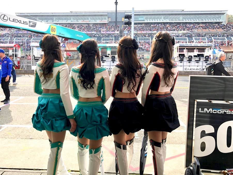 綾野ゆりかのインスタグラム：「TWS princessを卒業しました🥺 * 2017年、オーディションを受けた次の日に合格の連絡を頂き、信じられないくらい嬉しくて‥。今でもその時の光景が昨日のように思い出せます。 * 1年目は右も左もわからない状態で先輩についていくのが必死で、レースについて勉強し、覚えることも沢山あり、更にサーキットでの活動は思っていたより体力的に厳しく、いっぱいいっぱいになる事も多々ありました。 ですが、それ以上にレースクイーンのお仕事は楽しくて楽しくて。 車はかっこいいし、レースはドキドキハラハラで何が起こるかわからなくてどんどん虜になっていくし、チームメイトと過ごす時間は笑ってばかりだったし‥🥺❤️ そして何よりも、チーム・スポンサー様の看板を背負ってチームを間近で応援できることが誇りに思えました。 * LM corsaは大阪トヨペットを母体とした社員チームだからこそ、とてもあたたかいチームでした。 そして、レースクイーンをとても大切に扱ってくださり、少しでも出番があるならばレースクイーンとして立たせてくださり、レースクイーンのお仕事を全うさせてくださったチームでした。 super GTの1日だけでも従来のお仕事に加え、F4のグリッドや表彰式、PCCJのグリッドにもお着替えして立たせて頂き、更に86/BRZレースやDTM交流戦や鈴鹿10時間耐久レースにも参加させて頂きました。何パターンもの衣装を用意して下さり、こんなにも役目があるチームで2年間もレースクイーンが出来た事、本当に幸せでした。 * 2019年、メンバーは私以外は2018年からの継続組で、皆の仲に馴染めるかと少し不安もあったのですが、5人がとっても暖かく迎えてくれてすぐ馴染めたなぁ🥰 * 2017年シーズンは無我夢中で余裕なんて全く無く突っ走った1年だったので、2019年シーズンは自分に出来ることを最大限にし、どんな時も楽しんでやりきることを決め、その通りにできたのではないかなと思っています。 楽しくできたのは本当にチームメイトのお陰で‥、 どんな時も笑かしてくれた明るい乙ちゃん、ツボが浅くてちょっとしたことでも笑ってた竹本、私と同じペースが流れていたぱるちゃん🤣本当思い返してみたら、いっつも乙ちゃんと竹本が早口で漫才みたいなことしてて私とぱるちゃんがのんびり笑っていたなぁ🤣笑 3人ともすごく気がきいて、いつもハッピーで、見習うところばかりだった。 そして、いつもどんな時でも私たち4人のことを1番に考えてサポートして下さったみゆさん、レイナさん、本当にありがとうございました🥺✨ この6人で過ごした時間は絶対一生忘れることのない宝物です✨ こんな素敵なメンバーに出会わせていただけたのも、また2019 TWS princessに選んで頂いたからです。 * 2019年シーズンではオートポリス戦で優勝し、嬉しくて感動して皆んなでいっぱい泣きました。大人になってこんなに心が熱くなることがあったのか！と思う程感動しました。 チームがより大好きになりました✨そして本当に最高のシーズンでした✨ * チームの皆様に心から感謝しています。 2年間、60号車 LMcorsaのレースクイーンをさせて頂き、特別な時間を沢山過ごさせて頂き、本当にありがとうございました。 * そしてTWS princessを応援してくださったファンの皆様、ありがとうございました😊」