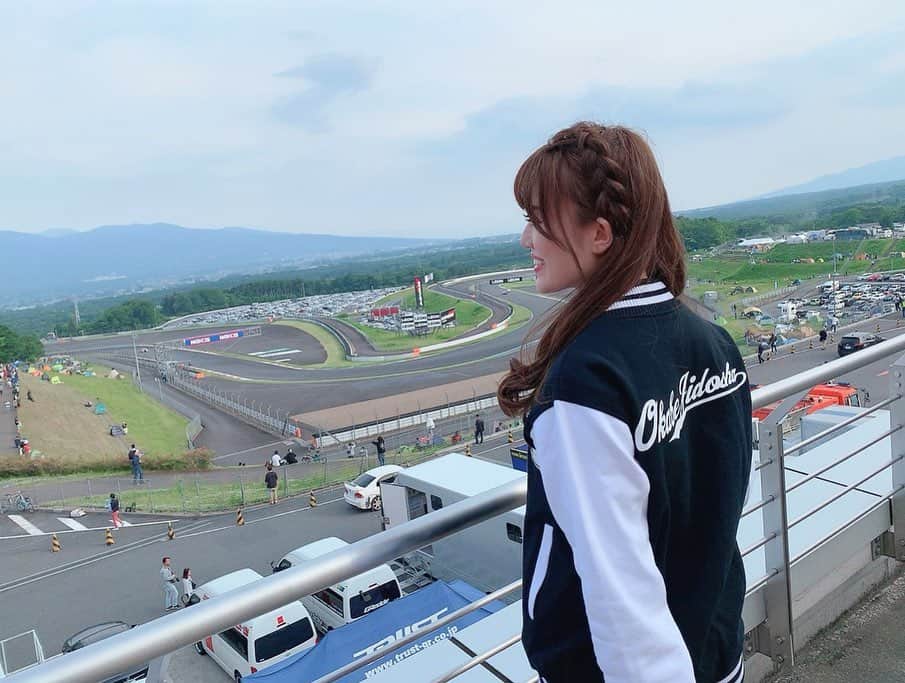 綾野ゆりかのインスタグラム：「2年間務めさせて頂いた岡部自動車クラッシュギャルズも卒業しました😊 * 2018年super耐久 開幕戦の時に最初はスポットのRQとして参加させて頂きました。初めてのS耐で急に決まったお仕事、とても緊張していたのですが岡部の皆さんは本当にあたたかく迎えてくださって‥🥺そしてその後2018年シーズン、岡部自動車クラッシュギャルズを務めさせて頂けることに😭✨ * 2018年はRQ2年目だったけどS耐のRQとしては1年目で、GTと違うこともありS耐レースについて勉強したりドライバーさんやコントローラーさんに色んなことを教えて頂いたり‥。段々と耐久レースの楽しさや厳しさを知っていく中で、チームの皆さんと一緒に感動したり時には悔しい思いをしたり、毎戦毎戦色んな思い出があります☺️ * そして2019年も継続して岡部自動車クラッシュギャルズを務めさせて頂けることに🥺 このお仕事をしていて、また現場に呼んで頂けることは本当に有難くて幸せな事だし、自信にも繫がりました。だからこそいつもあまり自分に自信が持てない私だったけど、お写真見返すと1年目より少し余裕のある表情してるなぁ。1年目よりも少しでも自分に出来ることを探して動こう、と決めて2年目は活動していました。出来ていたら良いな‥✨ * 2019年シーズン相方だったゆうかちゃん、1年間ありがとう🥰 2人ともスイーツが大好きで会ってすぐ気が合って仲良くなれた🥺移動の時とかいつもスイーツの話とか美容の話とか沢山できてとても楽かった！すごく気が利いて優しくていつも綺麗で‥大好きなゆうかちゃんと大好きなチームを応援できて幸せでした🥺❤️ * 岡部自動車は長島さんを筆頭に15号車14号車のドライバーさん、メカさん、スタッフさん、皆さん本当にあたたかくて家族みたいなチームで✨そんな素敵なチームに迎え入れて下さって、いつもピットの中で近くでチームの応援をさせて頂けて、とても幸せでした✨ サーキットに来て下さってる皆さんならご存知だと思いますが、いつも笑いの絶えないチームなのです🤣✨ * "これからもずっとファミリーだからね"と最終戦が終わった後、とても嬉しいお言葉を頂きました😢✨ 本当に岡部自動車でRQが出来て良かったです。とても楽しい2年間で、とても素敵な出会いに恵まれました。 * 岡部ファミリーの皆さん、応援して下さった皆さん、本当にありがとうございました！ * 大切な思い出が沢山の2年間になりました✨」