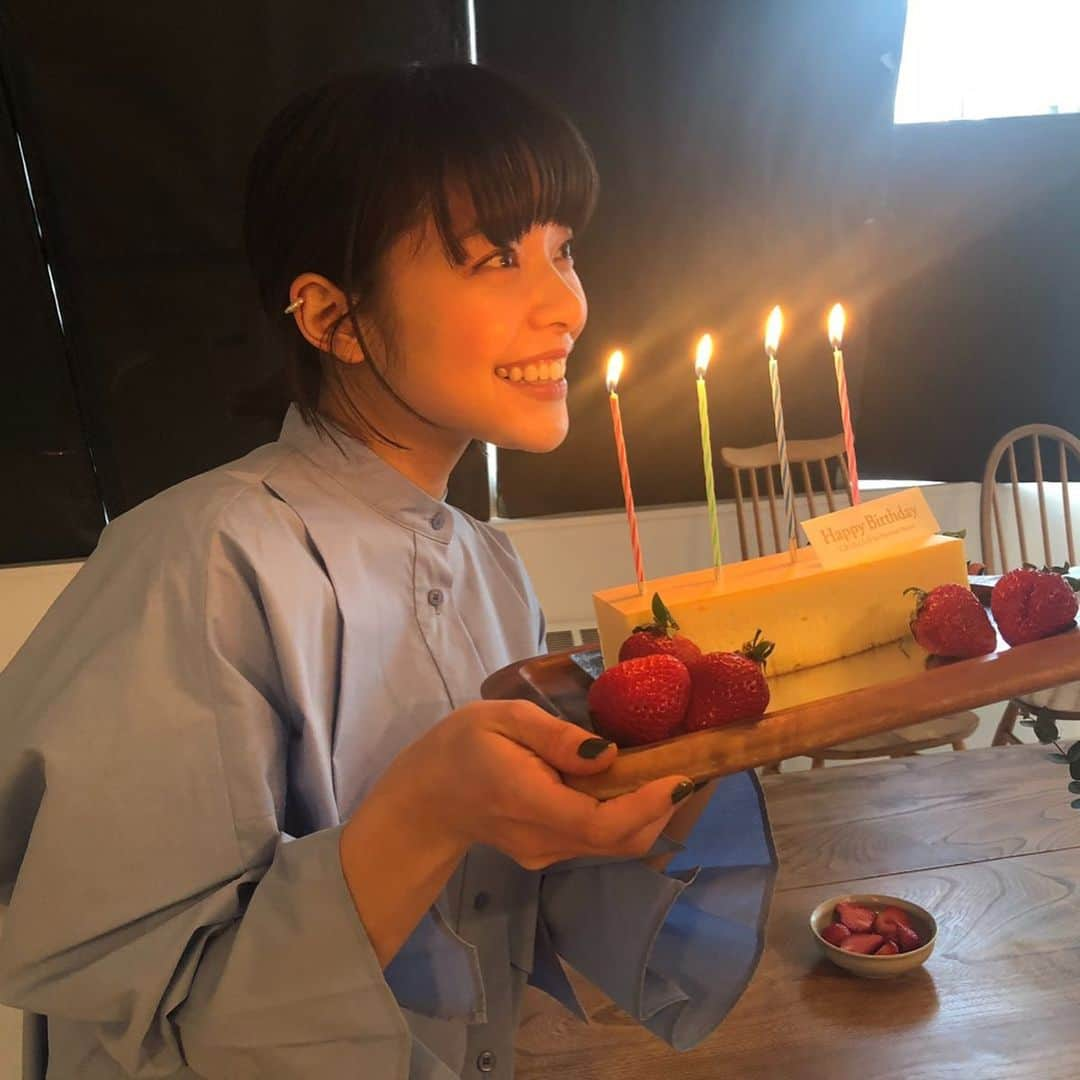 岸井ゆきのさんのインスタグラム写真 - (岸井ゆきのInstagram)「私事ですけども今日2/11は誕生日でした！ ある現場でお祝いしてもらいました😭🧁🎂🔥 超うれしいです😢 ありがとうございます❤️💛🧡 バックトゥスクールのナレーション録りの際もお祝いしていただいて感激です😭😭🕶 明日も放送あります、水曜日10時、フジテレビ！見てね❤️#バクスク  メッセージくれた方もありがとうございました✨ つよく、ガッツでがんばります。 I love you 3000!🤖💓」2月11日 22時46分 - yukino_kishii