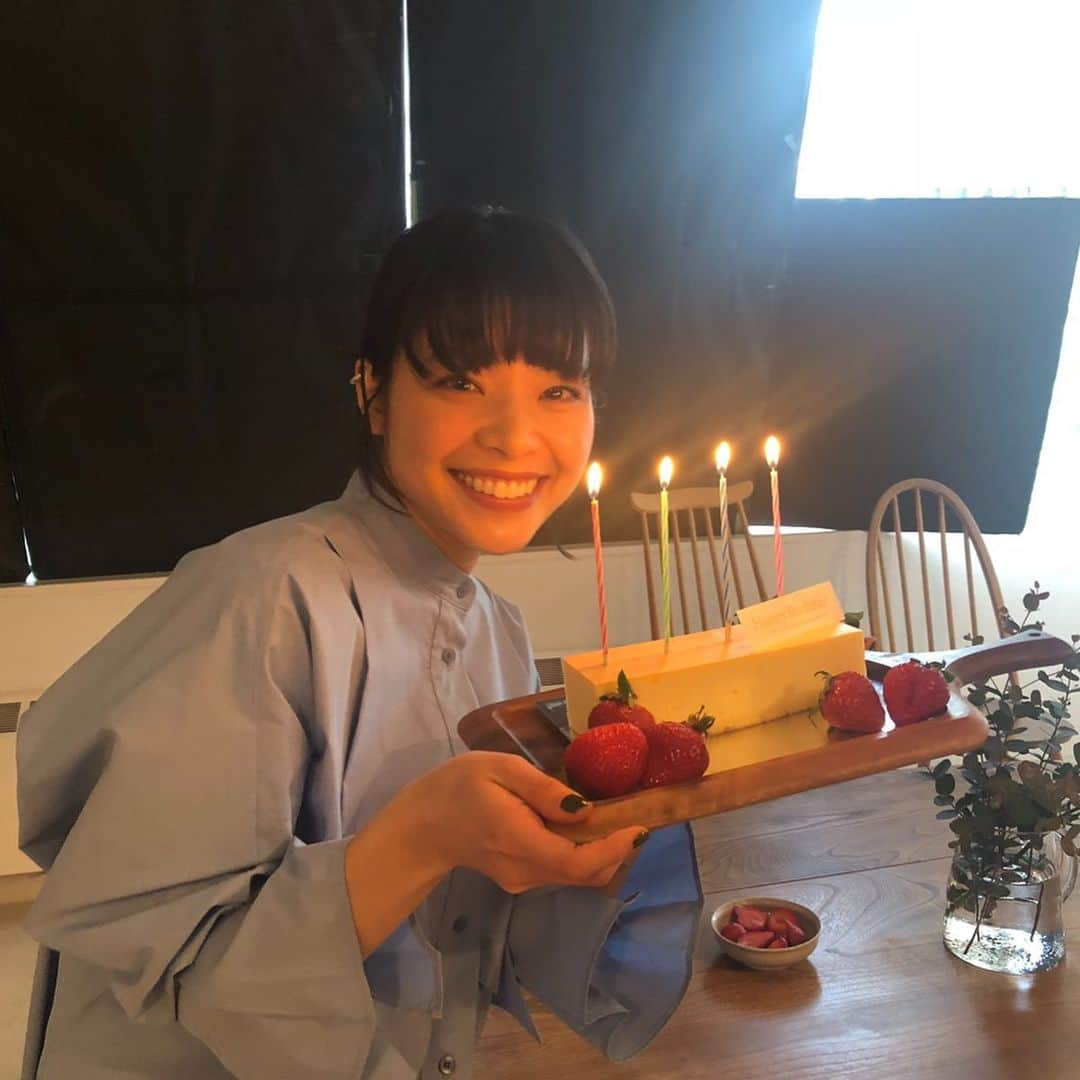 岸井ゆきのさんのインスタグラム写真 - (岸井ゆきのInstagram)「私事ですけども今日2/11は誕生日でした！ ある現場でお祝いしてもらいました😭🧁🎂🔥 超うれしいです😢 ありがとうございます❤️💛🧡 バックトゥスクールのナレーション録りの際もお祝いしていただいて感激です😭😭🕶 明日も放送あります、水曜日10時、フジテレビ！見てね❤️#バクスク  メッセージくれた方もありがとうございました✨ つよく、ガッツでがんばります。 I love you 3000!🤖💓」2月11日 22時46分 - yukino_kishii