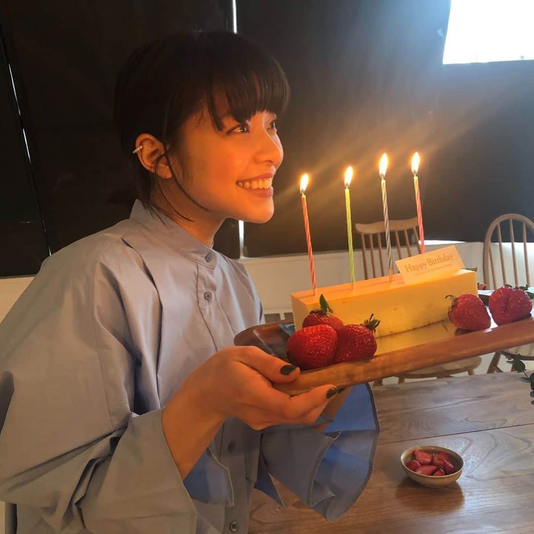 岸井ゆきののインスタグラム：「私事ですけども今日2/11は誕生日でした！ ある現場でお祝いしてもらいました😭🧁🎂🔥 超うれしいです😢 ありがとうございます❤️💛🧡 バックトゥスクールのナレーション録りの際もお祝いしていただいて感激です😭😭🕶 明日も放送あります、水曜日10時、フジテレビ！見てね❤️#バクスク  メッセージくれた方もありがとうございました✨ つよく、ガッツでがんばります。 I love you 3000!🤖💓」