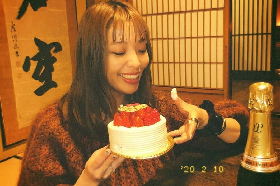 高橋有紀さんのインスタグラム写真 - (高橋有紀Instagram)「もうお誕生日は嬉しくないかなと思いつつやっぱり嬉しいお誕生日ケーキ。写真撮る前から指を突っ込んでしまいました。。 #おさかなゆきの旅 お店聞かれたので、三枚目はお仕事で行って食べてみたかったすき焼き　#三嶋亭　お店の雰囲気も良いし個室でゆっくり美味しかった〜 4枚目はうなぎ　#松乃　ふわふわ玉子のってるの珍しくてとっても美味しい！ 5枚目はゆうこすに教えてもらった朝ごはん屋さんの　#lorimer 繊細な味の朝ごはんお店もおしゃれで素敵 6枚目は前回も行ったのに名前知らないマッサージ茶屋！ やっぱり旅行が大好きです🥺」2月11日 22時47分 - osakana_yuki