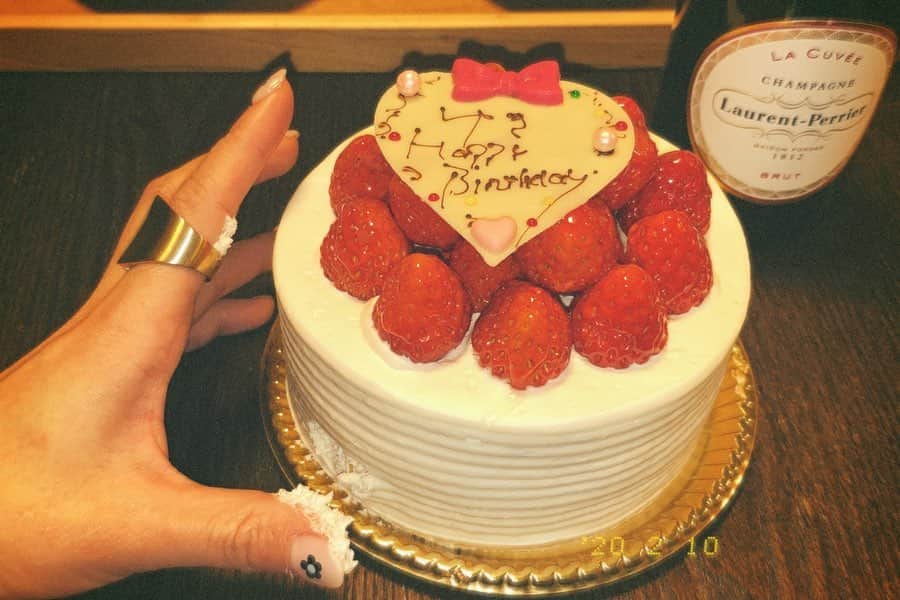 高橋有紀のインスタグラム：「もうお誕生日は嬉しくないかなと思いつつやっぱり嬉しいお誕生日ケーキ。写真撮る前から指を突っ込んでしまいました。。 #おさかなゆきの旅 お店聞かれたので、三枚目はお仕事で行って食べてみたかったすき焼き　#三嶋亭　お店の雰囲気も良いし個室でゆっくり美味しかった〜 4枚目はうなぎ　#松乃　ふわふわ玉子のってるの珍しくてとっても美味しい！ 5枚目はゆうこすに教えてもらった朝ごはん屋さんの　#lorimer 繊細な味の朝ごはんお店もおしゃれで素敵 6枚目は前回も行ったのに名前知らないマッサージ茶屋！ やっぱり旅行が大好きです🥺」