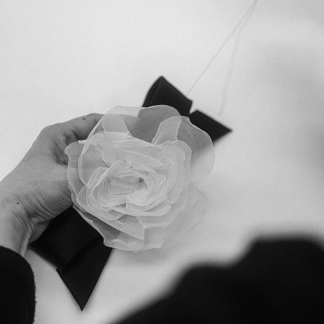 シャネルさんのインスタグラム写真 - (シャネルInstagram)「House ambassador Penélope Cruz appeared at the 92nd Academy Awards ceremony wearing a long black dress with a tulle white camellia. The dress was inspired by a look from the Spring-Summer 1995/96 Haute Couture collection.  #CHANELinCinema #CHANEL #CHANELHauteCouture @PenelopeCruzOficial #PenelopeCruz #Oscars @TheAcademy」2月11日 23時00分 - chanelofficial