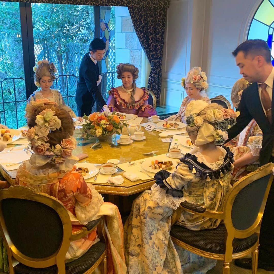 のインスタグラム：「・ 本日、ロアラブッシュの個室(ロマネ)にて  サロン・ド・SHIONE 〜マリー・アントワネットのお茶会 vol.2〜  を開催していただきました。 ・ ご好評だった１月に続き、本日は第2回目のティパーティが 開催されました。  バレンタインが近いという事もあり 今回は、チョコレートをアイテムに追加したり、 フランボワーズのソースで華やかにデコレーションしてみました！ ・ また、前回はブッフェスタイルでしたが、 今回はサービングスタイルで、ゆっくりお寛ぎ頂けました。 ・ これから桜や紫陽花と、お花を楽しめる季節もおすすめです。 ・ #AtorieSHIONE #shione55  #サロンドshione #アトリエshione  #マリーアントワネット #marieantoinette  #貴婦人 #ティーパーティー #ロアラブッシュ#レストラン#フランス料理 #一軒家レストラン#結婚式#ウェディング#レストラン #event #イベント #イベント会場  #leaualabouche #tokyorestaurant #wedding #anniversarydinner #leaualabouche_tokyo」