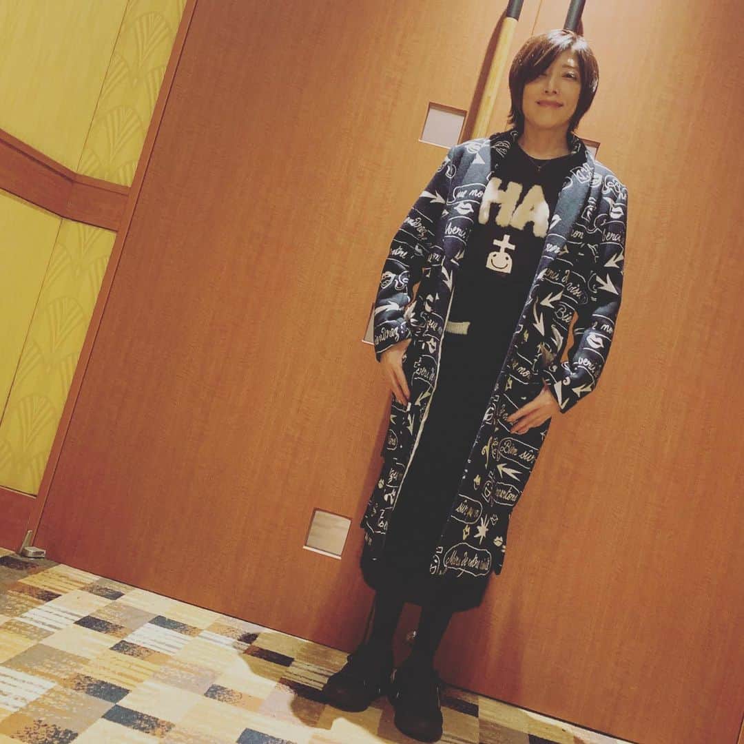 YU-KIさんのインスタグラム写真 - (YU-KIInstagram)「自撮りはほんと苦手。うちの金髪🕶DJは、周りにスタッフがいても自撮りなの。 きっと彼なりのタイミングがあるんでしょう。🤔 でも、そんな彼はチャーミング❤️ 嘘だけどね。ww 笑 ユーキさんのある日の私服。 モヘアなニットのスカート。 #baler の スニーカーは 他のが履けなくなるくらい軽い！ #trf #trfyuuki #otf #fashion」2月11日 23時01分 - yuuki.trf.1912