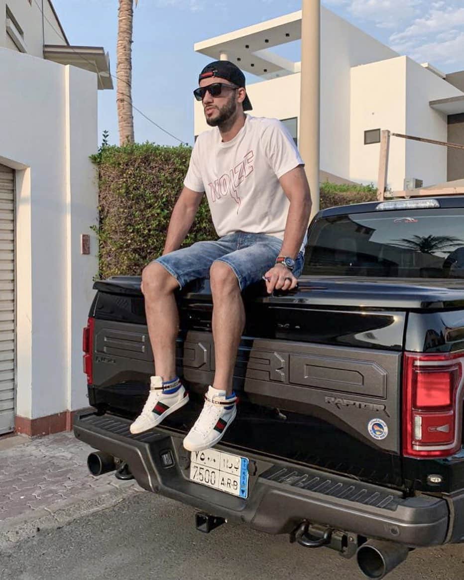 オマル・アッ＝ソーマのインスタグラム：「راجع لكم قريب ان شاء الله 🙌🏼」