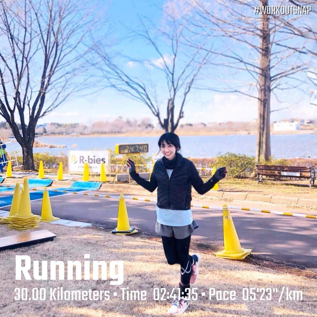 土屋香織さんのインスタグラム写真 - (土屋香織Instagram)「🏃‍♀️ （うっかり押し間違えてさっきのpost消してしまいました😭いいねやコメントくださった皆様ごめんなさい...えーん😭） 群馬30k 30km𖤐𖤐𖤐 日曜日の館林。 走ってた時間の風速見たらなんと7.2mでした( Ꙭ) ※他の方のpost見てきたら コンディション発表時10mだって😂 サブ3.45のグループにトライ！ . 給水で毎回立ち止まって飲んでしまい （↑これどうにかしないと。） 追いかけて合流の繰り返し💦 最後の5周目🏃‍♀️ 最初の給水で離れて だんだんと追いつけなくなってきて。 次の給水で、あー集団が遠い...😭 周りにぽつりぽつり3人くらい居たんだけど ラスト2kmくらいかな？1人になってしまい 完全に風除けがなくなってしまい 前に進めないくらいの強い風🌬 もう立ち止まって鳥撮っちゃったし🦆笑 . トイレ行こうか3周目くらいからずっと迷ってて でもその1-2分ももったいないって思ってたら 最後の最後は内臓圧迫感すごくて💦  追いかけられるくらい体力残ってるうちに トイレ行っておけばよかったかなぁって後悔。 膝も痛くなって（この間診察で、ちょっとMCL（？確かそう言ってた気がする）も併発とかなんとかそんなこと言われたの）ほんと脚が動かなくなっちゃって、攣りそうな右脚にヒヤヒヤ。 マグオン持ってくるの忘れたのも1つ。 先にゴールして寒い中待っててくれてる @midori_green_run のとこに とにかく急いで行かなくちゃと 力振り絞って頑張りました😭 最後の方ほんとジョグ状態だった🥺 お友達や病院の先生からも ○○30kは出ておくといいよって みんな口を揃えて言ってたの。 いやほんと風がめっちゃ修行だったし🤣 &色々勉強になったレースで参加してよかったです❣️ . 強風具合がわかる写真 何度見ても笑いが止まらない🤣 . そうそう！ この間の皇居ランでようやく  #vo2max の数値が1つ上がりました♡  #リセラ 飲み続けてます🥛 . . . #群馬30k #名古屋ウィメンズマラソン2020 #名古屋ウィメンズマラソン #とくしまマラソン #箱根ランフェス #リセラ公式アンバサダー #igランガールズ #ランガール #instarunners #ランニング女子 #ハシリマスタグラム #ハシリマシタグラム #マラソン女子 #ig千葉ランナーズ #ランニングママ #ぜんぶカラダなんだ #garmin #ガーミン #fenix6s #cwx #nikerunning #mizuno #asics #nike #スニーカー好きな人と繋がりたい #fuelcell #newbalance #vic_season」2月11日 23時02分 - kaorintsuchiya