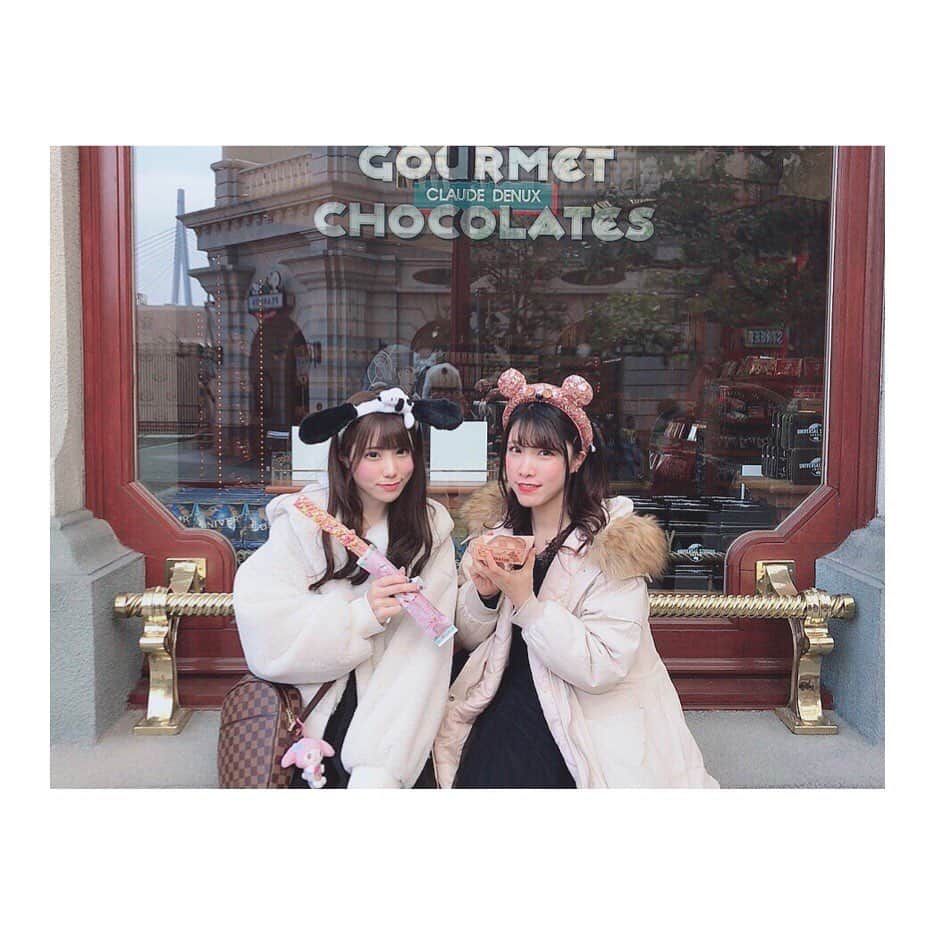 鈴木みのりのインスタグラム：「みのみお🙌🏻💕 お膝の上にはカイロ( ˶˙ᵕ˙˶ )笑 * #ユニバ #ユニバーサルスタジオジャパン #テーマパーク  #大阪 #日帰り旅行 #日帰り #ユニバーサル #チュリトス #美味しい #白黒コーデ #色味 #おそろコーデ #スヌーピーコーデ #スヌーピー  #カチューシャ #スヌーピーカチューシャ  #マイメロも一緒  #寒い #大阪雪積もってた #universalstudiosjapan #universalstudios」