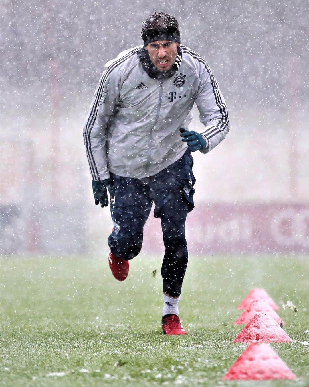 バイエルン・ミュンヘンさんのインスタグラム写真 - (バイエルン・ミュンヘンInstagram)「Snowtivation 💪❄ @javi8martinez is braving the cold and working on his recovery 👏💯 . . #FCBayern #MiaSanMia #Martinez #snow #bayern #munich #bayernmunich #bavaria #winter #Sabine #NoSnowNoShow #noexcuses #training #football #fussball #futbol #futebol #soccer #motivation」2月11日 23時05分 - fcbayern