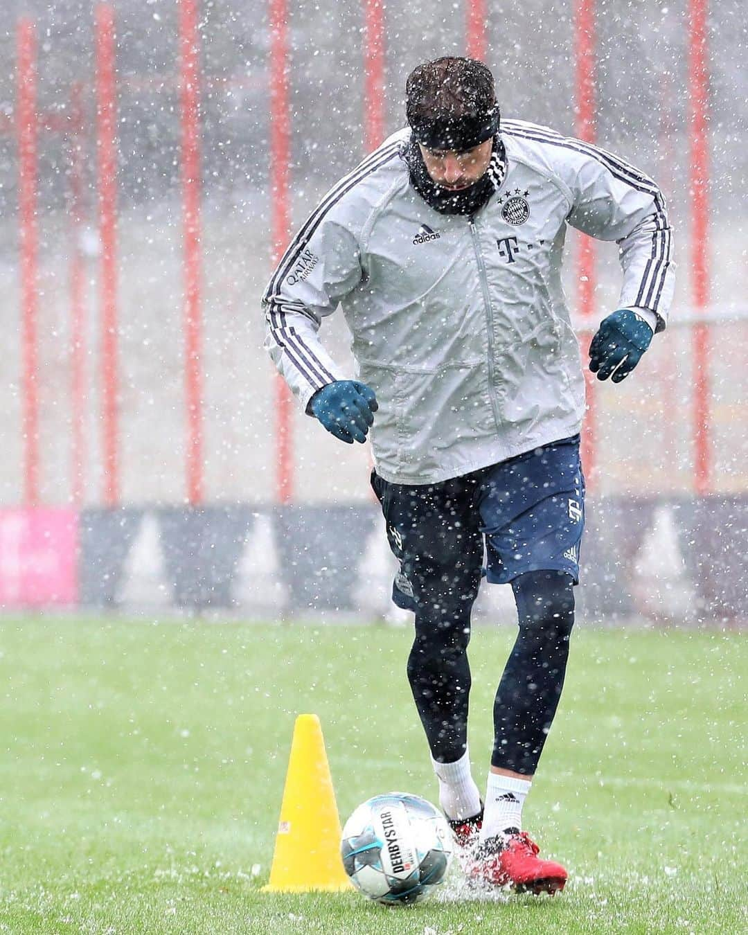 バイエルン・ミュンヘンさんのインスタグラム写真 - (バイエルン・ミュンヘンInstagram)「Snowtivation 💪❄ @javi8martinez is braving the cold and working on his recovery 👏💯 . . #FCBayern #MiaSanMia #Martinez #snow #bayern #munich #bayernmunich #bavaria #winter #Sabine #NoSnowNoShow #noexcuses #training #football #fussball #futbol #futebol #soccer #motivation」2月11日 23時05分 - fcbayern