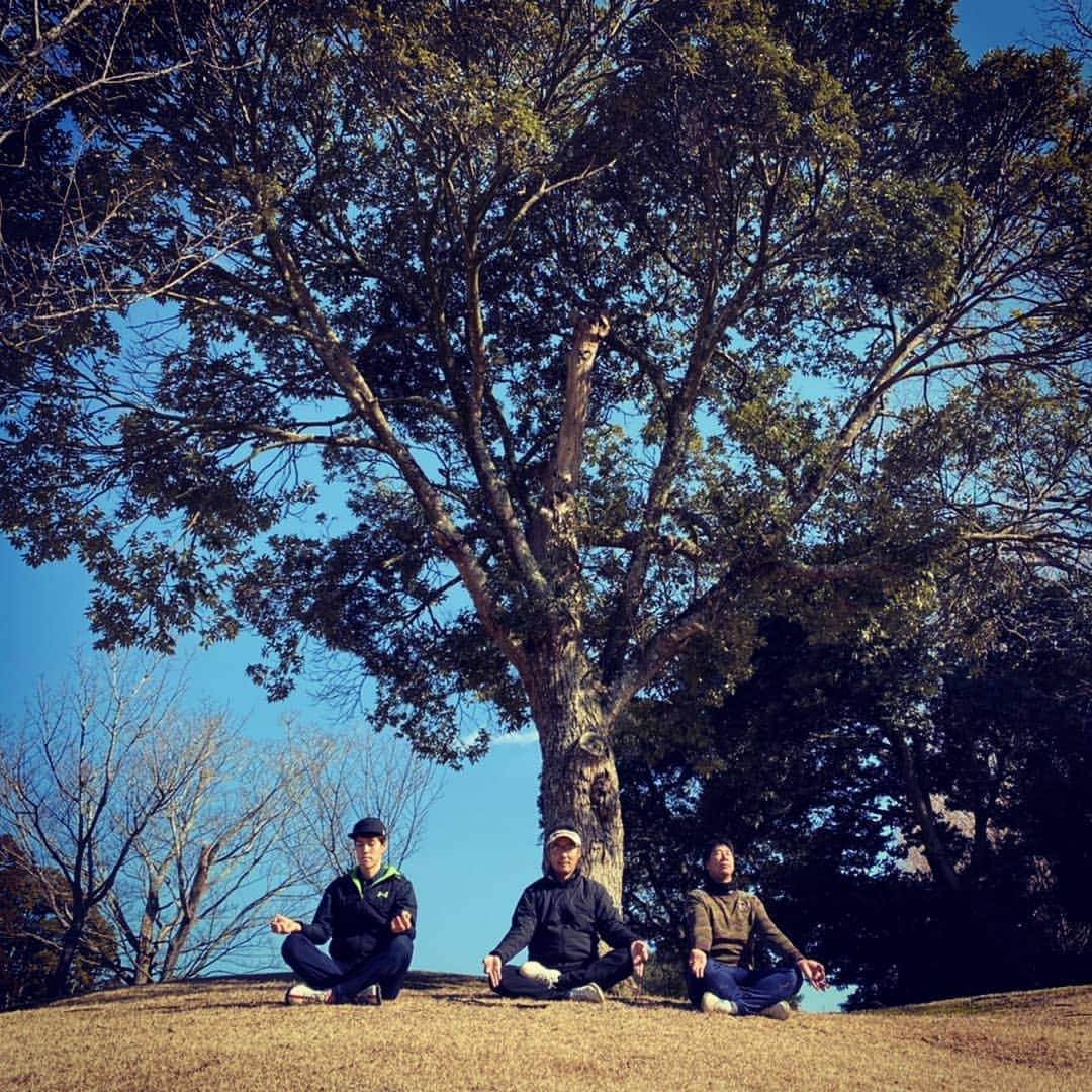 上杉隆さんのインスタグラム写真 - (上杉隆Instagram)「瞑想ゴルファー🌳🧘‍♂️🧘‍♂️🧘‍♂️⛳」2月11日 23時11分 - takashiuesugi