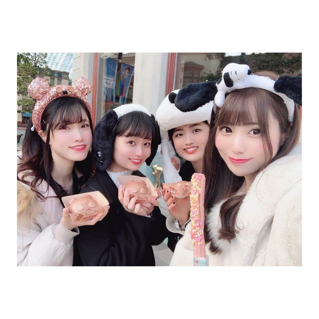 鈴木みのりのインスタグラム：「梅しその唐揚げメン！！楽しかった！ありがとう♥♥♥ 仲良し認定証貰いましたあ(*´﹀`*) シールの見せ方みんな違って面白い笑 * 今更気付いたけどまゆとのツーショなくて泣いた‪( •̥ ˍ •̥ )‬ * #ユニバーサルスタジオジャパン #ユニバ #ユニバーサル #ユニバコーデ #白黒コーデ #スヌーピー  #スヌーピーカチューシャ #スヌーピーコーデ #仲良し認定証 #シール #仲良し  #梅しその唐揚げメン  #自撮り #universalstudiosjapan #universalstudios」