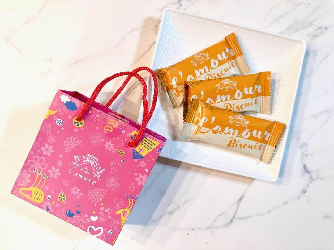 長谷川真美さんのインスタグラム写真 - (長谷川真美Instagram)「🍫💕 ・ #バレンタイン が近づくと 可愛い #チョコレート がたくさん❤️ ・ ベルギーチョコレート 『#ラムール』#daskajapan は 風味豊かで美しく愛らしいフォルム😍✨ @daskajapan ・ 全国百貨店の催事や オンラインショップのみで購入できる 連日行列になる大人気ブランド🙌✨ リニューアルされたパッケージも とっても可愛い〜😍❤️ ・ ラムール商品を1,100円以上買うと クッキーバッグが貰えるよ💕 「ラムール」で検索してね！！！ ・ #ラムール #ダスカコレクション #バレンタインチョコ #バレンタインデー #チョコ #Valentine #ベルギーチョコ #ベルギーチョコレート #プレゼント #ギフト #本命チョコ #2月14日 #催事限定 #限定商品 #プレゼント #クッキー #リニューアル #本命チョコレート」2月11日 23時14分 - maami.hase