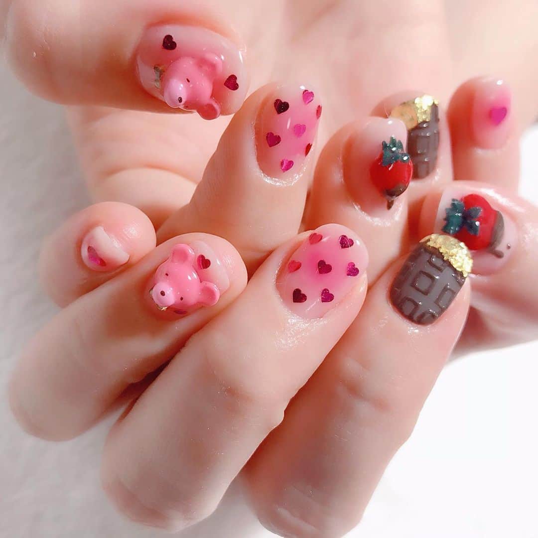 なかやまちえこのインスタグラム：「いちごチョコ🍓🍫🧸 PREGELミューズ　レディクールピンク.クリアピンク PREGEL チョコレート（…確か…あとで確認します） #nail #nails #nailart #ネイル #美甲 #ネイルアート  #clou #nagel #ongle #ongles #unghia #japanesenailart #manucure #네일 #젤네일 #네일아트 #네일리스트 #japanesenails #manicurist #gelnails #أظافر #valentinenails #バレンタインネイル #バレンタイン #valentine #chocolate #大久保ちか ちゃん」