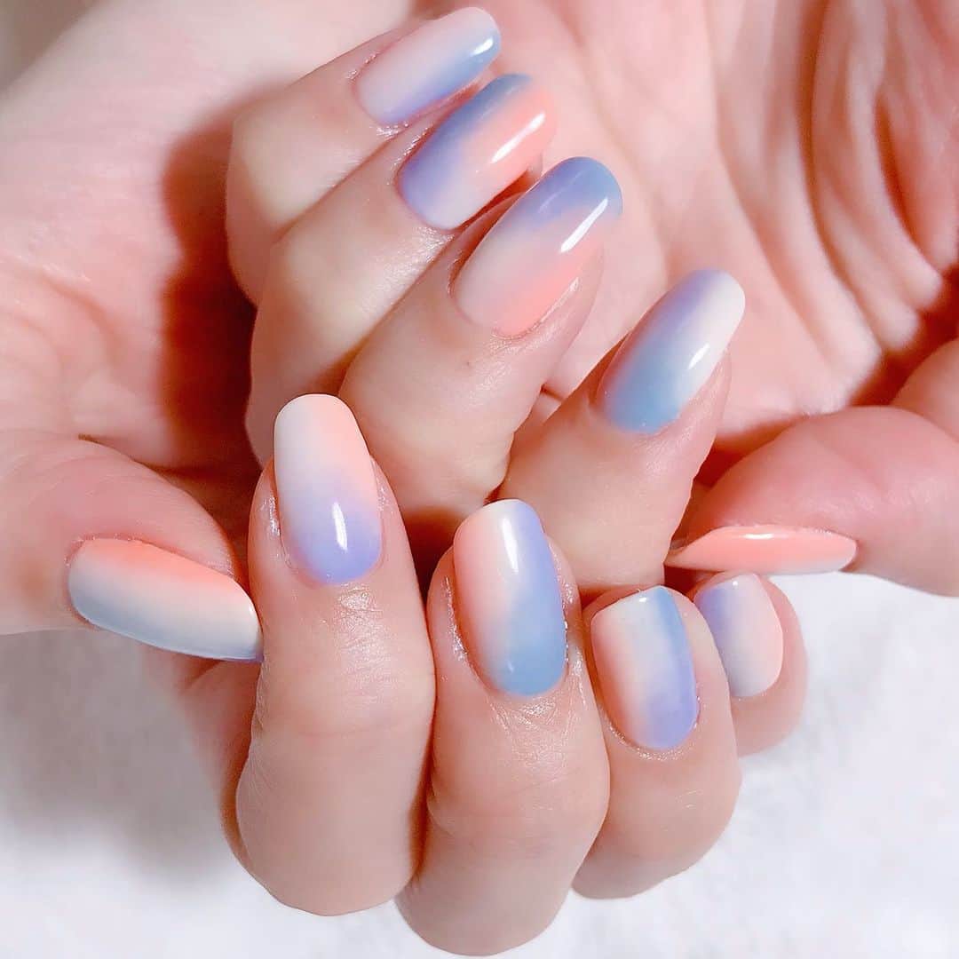なかやまちえこのインスタグラム：「星空グラデーション🌙✨⠀ 4色をランダムに入れ込みました💫 #nail #nails #nailart #ネイル #美甲 #ネイルアート  #clou #nagel #ongle #ongles #unghia #japanesenailart #manucure #네일 #젤네일 #네일아트 #네일리스트 #japanesenails #manicurist #gelnails #أظافر #ムラ塗りネイル #星空グラデーション」