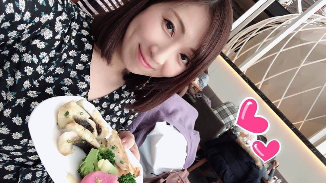 のインスタグラム：「先日、福岡で大食い仲間とランチ⭐︎ 福岡ヒルトンホテルさんのランチブッフェ⭐︎ 話に夢中で、全然食べてなかったですが、沢山種類あって、食べたメニュー全部美味しかった♪  山口の正司さんと新潟の綾ちゃんと福岡の谷やんと東京の私と、みんな住んでるとこバラバラなのに集まれて嬉しかった♪  そして、本当楽しくて、話に夢中で、あっという間の時間でした！  みんな大好き❤ありがとう😊」