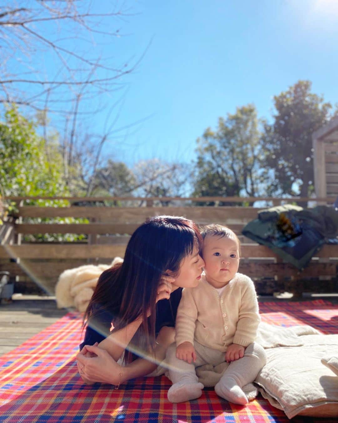 岡本静香さんのインスタグラム写真 - (岡本静香Instagram)「スタイリストのえみちゃんちのベランダ。空がひろーくて、静かで、太陽が気持ちよくて、つい寝転んでしまった。日常の色々を楽しんで大切にしている人のおうちは、本当に心地よい。温かい。  @emiuto」2月11日 23時38分 - shizucat