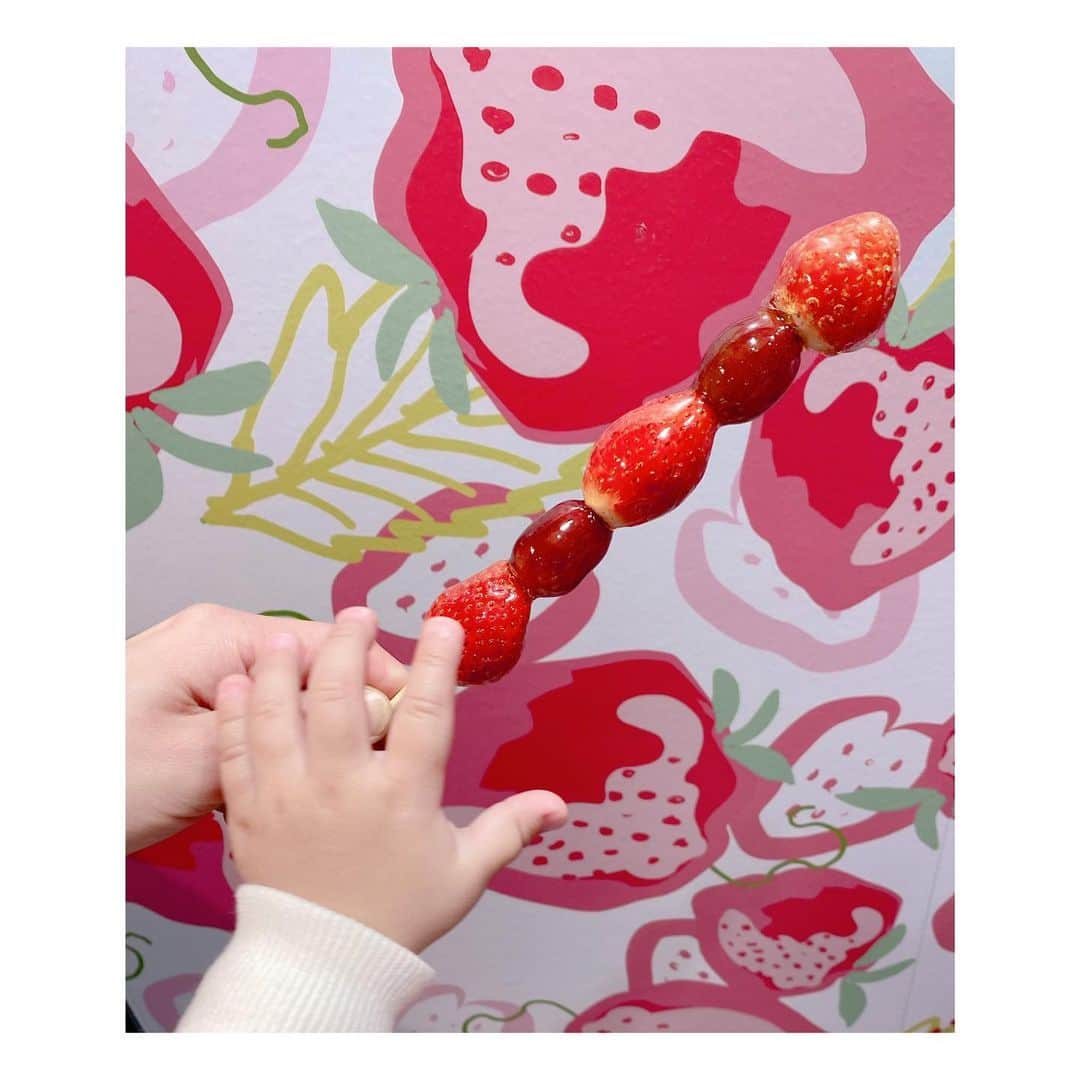 辻希美さんのインスタグラム写真 - (辻希美Instagram)「夕方は希空の希望でいちご飴🍓を求めて渋谷１０９へ✨✨ #希空 #いちご飴 #🍓🍓🍓 #これぞインスタ映え #10年ぶりくらいの109 #渋谷109 #美味しかった🍓 #姉弟が多いと行きたい場所が男女で違う #両方なるべく行ってあげなきゃね #道が空いてて良かった #幸空がいい子に付き合ってくれて感謝 #今のマルキューは全然私が知ってるマルキューじゃなかった #笑 #ゆっくり行きたいな #🧸💕」2月11日 23時43分 - tsujinozomi_official