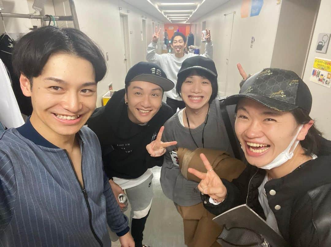 小澤亮太さんのインスタグラム写真 小澤亮太instagram 石田さん写真をめくる度だんだん奥から笑 遠くから理解してたのかな笑 植田くんと鳥越くん来てくれた 舞台を通じて久々に会える時間があることが嬉しかったなー 休み明けの2公演 ここまでと