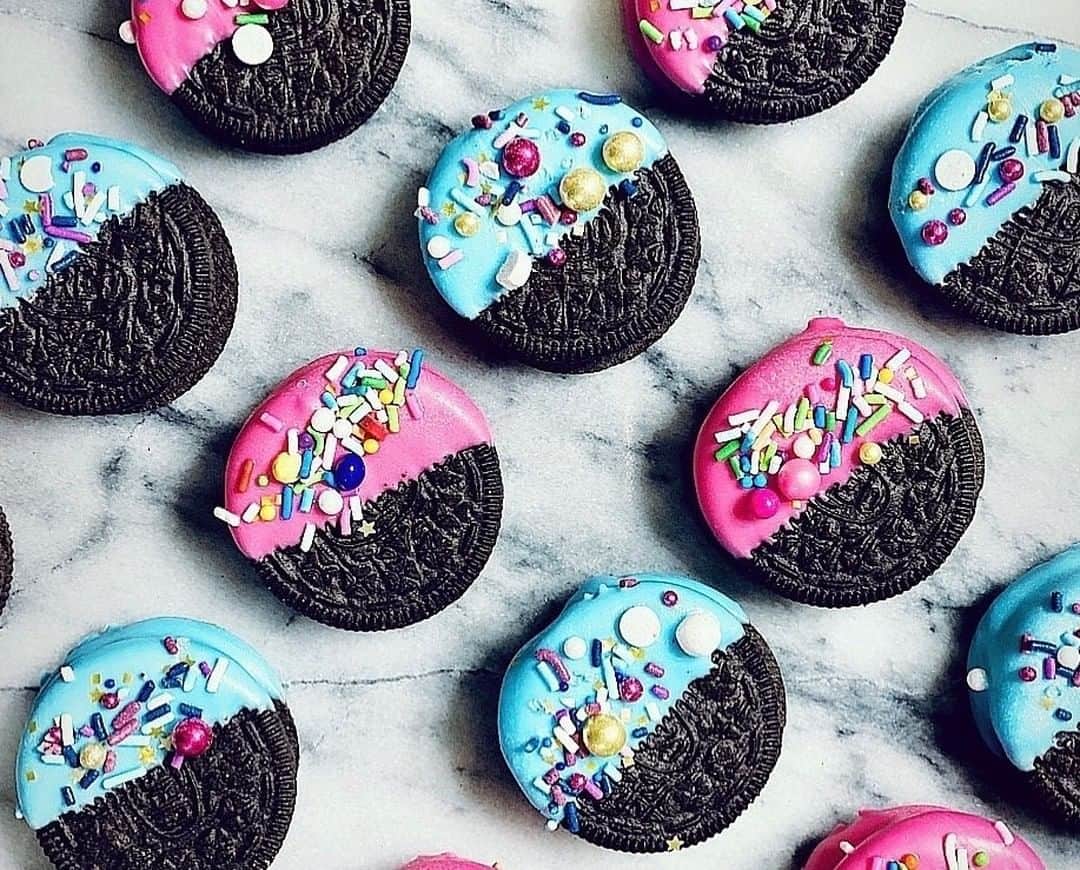 OREOさんのインスタグラム写真 - (OREOInstagram)「Our perfect Valentine's Day date:⠀⠀⠀⠀⠀⠀⠀⠀⠀ 1. Making candy-dipped OREO cookies ⠀⠀⠀⠀⠀⠀⠀⠀⠀ 2. Eating candy-dipped OREO cookies 😋⠀⠀⠀⠀⠀⠀⠀⠀⠀ 📸: @flourishcakery」2月12日 0時01分 - oreo