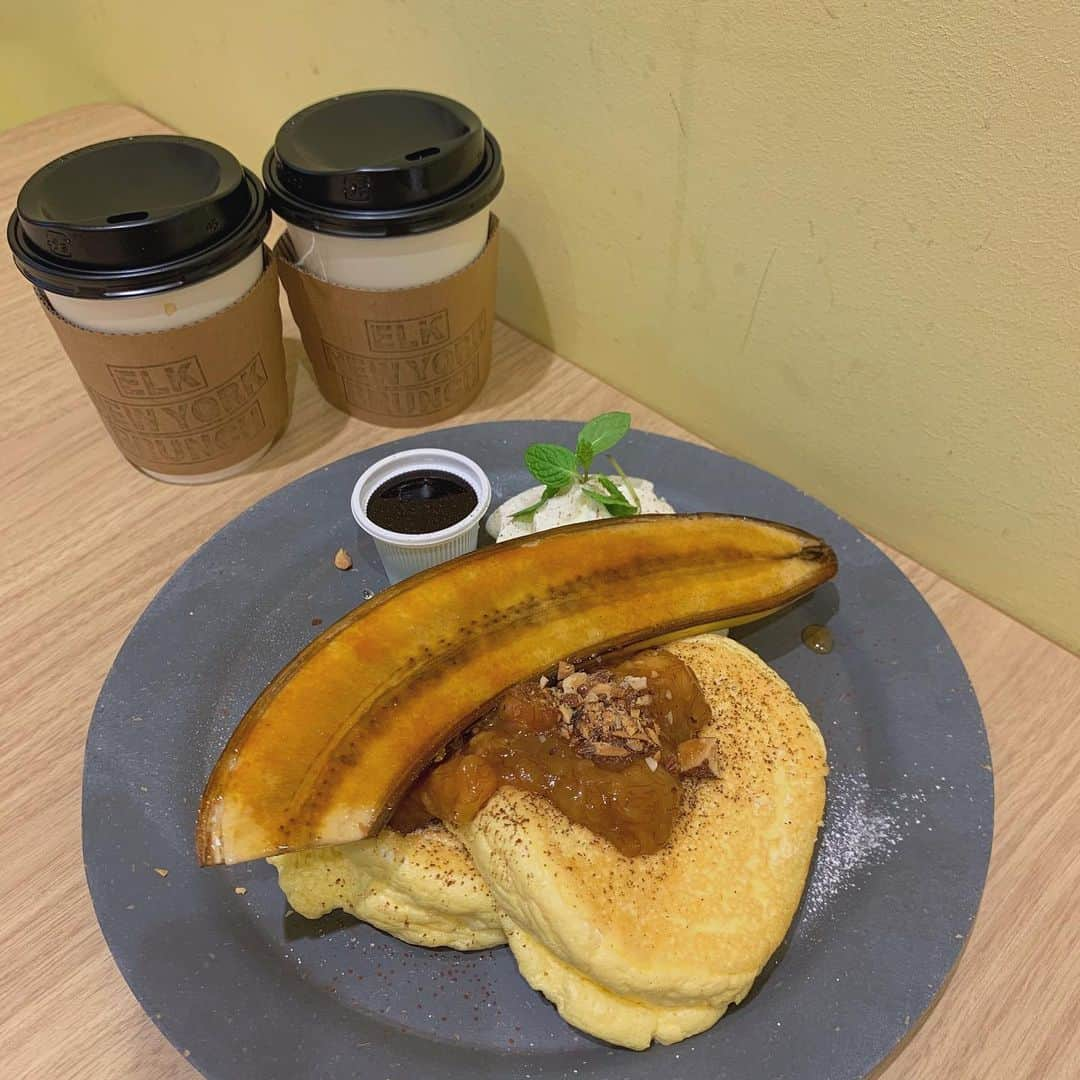 平野友里（ゆり丸）さんのインスタグラム写真 - (平野友里（ゆり丸）Instagram)「🥞 @elk.newyorkbrunch  ダイバーシティお台場店にて パンケーキ食べたよ〜☺️💓 ・ ・ ・ ❤︎ 『 #チョコナッツバナナブリュレパンケーキ 』 👛980円(税抜) ❤︎ ・ ・ ・  ブリュレでコーティングされた バナナと、素材を生かした 完熟な甘みのバナナソースも ふわっふわっなパンケーキも めっちゃおいしかった〜💓 ・ ・ ・  このおいしさで980円は安い❕ 親友とシェアでちょうどよかった💛  まなざる🐒生クリーム嫌いだから 全部イタダキアイドルした幸せ（笑） ・ ・ ・ ・  #エルクニューヨークブランチ  #ダイバーシティ #ダイバーシティ東京 #ダイバーシティ東京プラザ #お台場 #お台場カフェ #お台場観光 #インスタ映え #フォトジェニック #スイーツ女子 #スイーツ #カフェ #カフェ巡り #カフェスタグラム #カフェ活 #カフェ好き #パンケーキ #パンケーキ巡り #バナナ #バナナパンケーキ #ゆり丸カフェ巡り #東京カフェ #いいね #いいね歓迎 #いいね返し」2月11日 23時55分 - yurimaruchan___