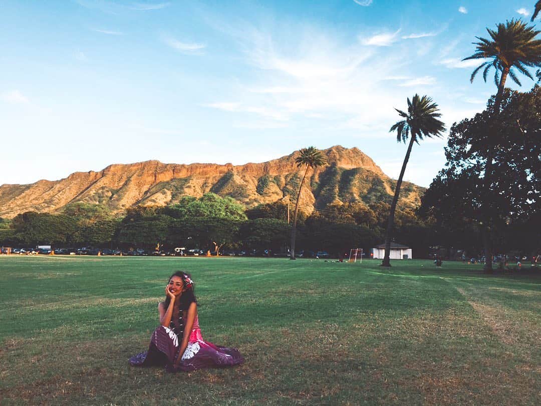 神田咲実さんのインスタグラム写真 - (神田咲実Instagram)「カピオラニ公園📝🌴🧡 * まだハワイに行った事がない頃。 みんなが良い良い言ってるハワイが オアフ島の事だと気付いたのは 初めて行ったオアフから帰ってきた後でした。 * ハワイの顔であるオアフ島。 * この島で私が必ず行くのが シンボルでもあるダイアモンドヘッドを一望できる カピオラニ公園です。 * オアフ島は常にアップデートされる新しさと 古き良き時代が混在するアトラクションのような島。 * 特にワイキキエリアは年中観光客で賑わい いろんな国の人々で溢れています。 * そんな賑やかさから 誘われるようにダイアモンドヘッドの方へ歩いて行くと現れる カピオラニ公園。 * 各ホテルが立ち並ぶワイキキから歩いてアクセスできるにも関わらず ハワイの気、自然の雄大さ、ロコのゆったりとした時間。 そんなハワイの魅力に一気に浸れます。 * ホッと一息、大地に腰を下ろし 目の前には美しいダイアモンドヘッド、 各々好きなことを好きなように費やしてる人々を眺めてると * あぁ、ハワイに来たんだ。 と心と体が感じます。 * 魅力たっぷりのオアフ島。 １日が24時間じゃ足りないくらいせわしなく動きたくなってしまいます。 * でもハワイの一番の魅力、贅沢は ゆっくりと時間を過ごし ひとつひとつを丁寧に過ごすことだと思っています。 * でもつい欲張ってしまいがち。 * なので、例えほんのちょっとでも時間を見つけたら カピオラニ公園で大の字になって寝っ転がって深呼吸。 * これで ハワイへ来れたという喜びのスイッチと おかえり。と言われてるような大地からのアロハパワーをチャージできてしまいます。 * 今でも私にとってカピオラニ公園は そういう場所🌴🧡 * #ハワイスペシャリスト検定上級の課題であった作文の一部を掲載してみました📝 * #カラカウア王が #愛するカピオラニ王妃の名前をつけたのも #好きな理由の一つ❤︎ #sakimiNhawaii#hawaii#kapiolanipark#kapiolani」2月12日 0時02分 - sakimikanda