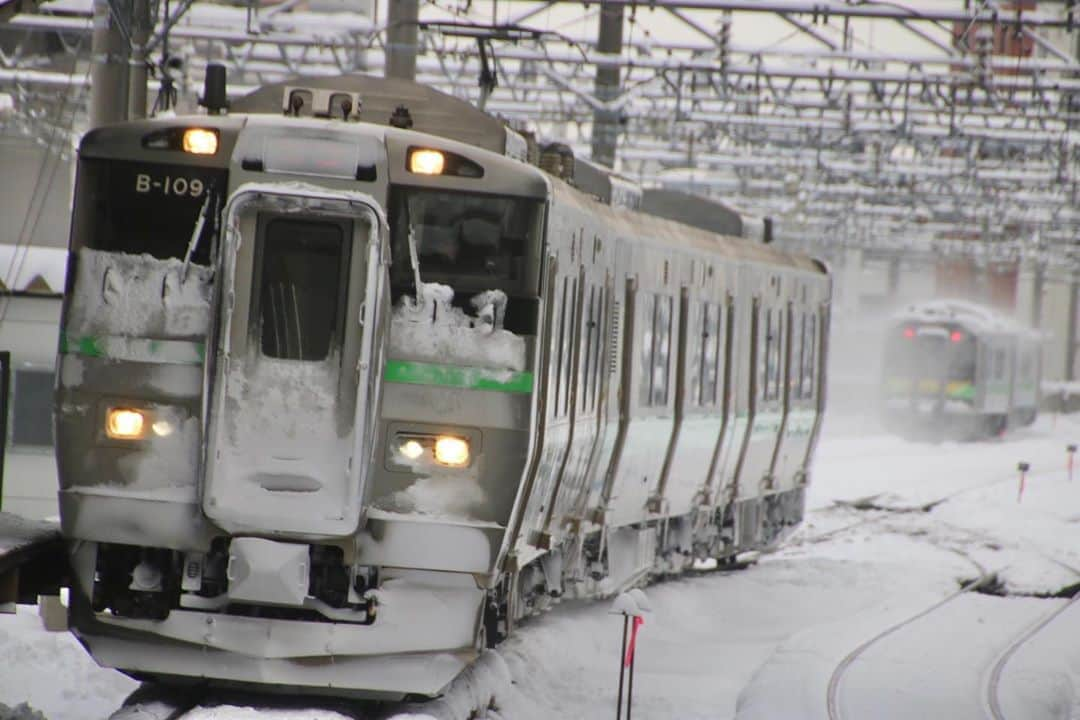 徳永ゆうきさんのインスタグラム写真 - (徳永ゆうきInstagram)「. .  入線する733系と、 札幌駅を後にするH100形。 . #鉄道写真 #撮り鉄 #鉄道好き #JR北海道 #札幌駅 #733系 #H100形」2月11日 23時59分 - tokuchan_1113