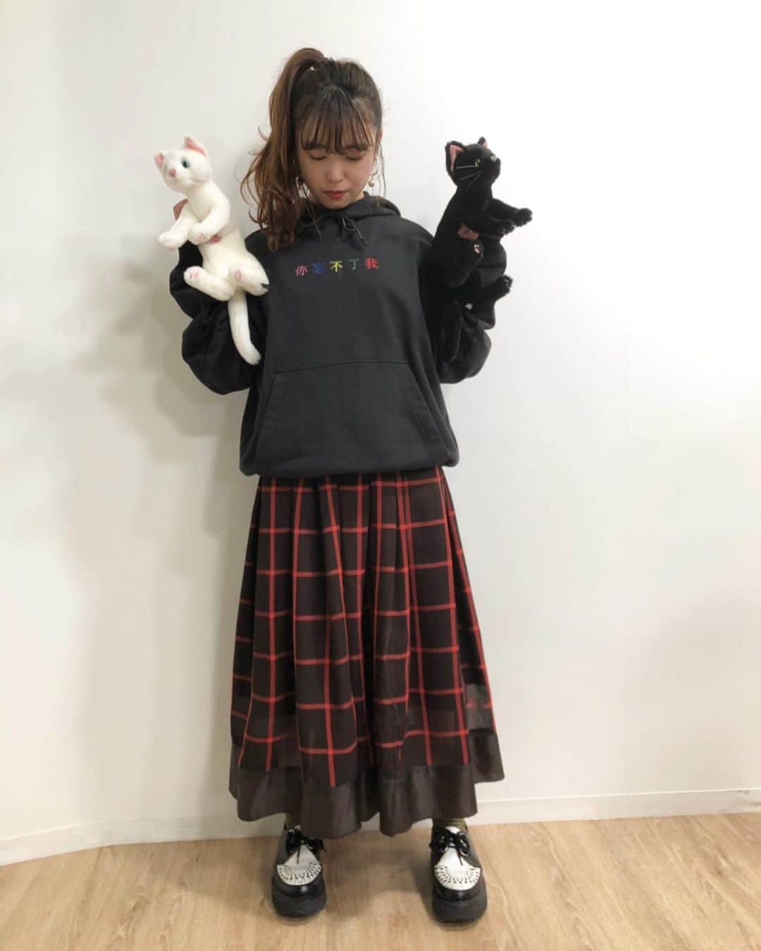 中島早貴さんのインスタグラム写真 - (中島早貴Instagram)「Rakuten LIVE g i®️l s tallk!!! 1.衣装👗。 先週に引き続き #MYTHIK だよん。 2枚目は現場にいた猫と。 特に意味はありません😂🙏🏻 #ミシック - #ガールズトークワン」2月12日 0時13分 - saki__nakajima__uf