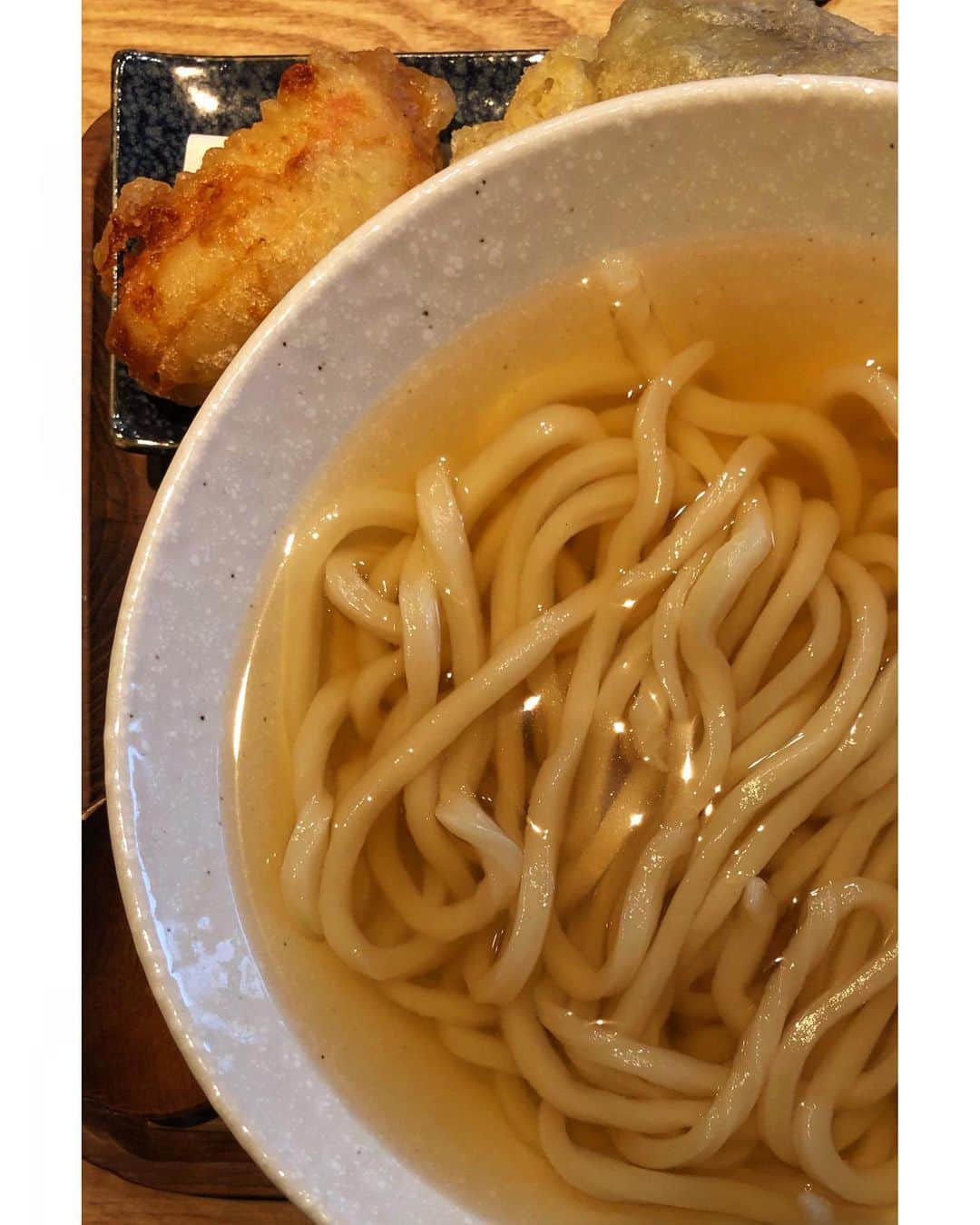 Ryoko Yunokiのインスタグラム：「+ + + UDON😋 + + + #饂飩ト酒maru-gin #ミックス天讃岐うどん」