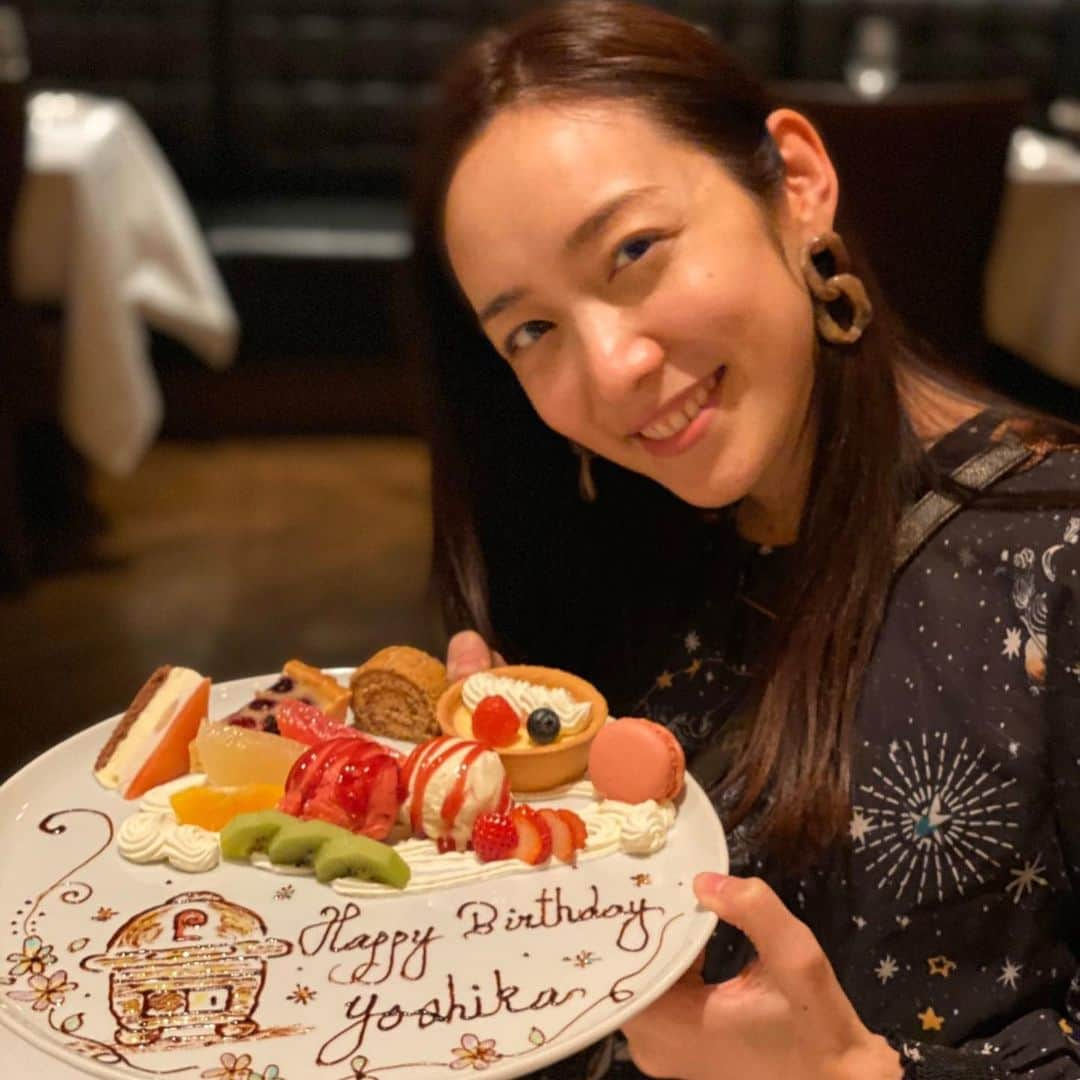 我謝レイラニさんのインスタグラム写真 - (我謝レイラニInstagram)「Happy birthday to meeee!!! 35歳になりました。歳だけ聞くと大人過ぎて震える(((；ﾟДﾟ))))) 数日前に友達にお祝いをしてもらったよ◡̈⃝︎ 最近自分の子供かな？って錯覚するくらい会ってる友達の赤ちゃんにまたまたメロメロ♡後頭部までもが可愛い〜食べちゃいたい🤤笑 早く大きくなって私の名前とか呼んでくれないかな〜？手繋いで一緒に歩いたり遊んだり早くしたいよぉ☺️ さ〜て #誕生日 本番はこれから(*´罒`*)お祝いの言葉は1年中いつでもお待ちしてます！笑 今日は私の大好物 #ホタルイカ をもらって上機嫌🦑私にとって最高のプレゼント🎁 #35歳 #絶賛前厄中 #mybirthday まだ誰からもお祝いメール届かないけどみんな忘れてな〜い？🤣 #happybirthdaytome 🎉笑」2月12日 0時14分 - leila___ni