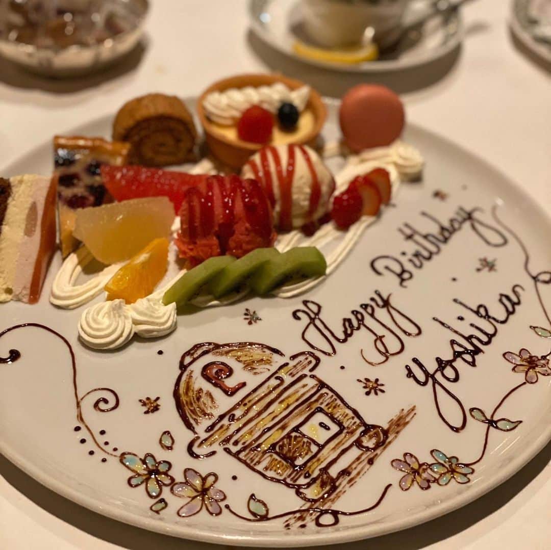 我謝レイラニのインスタグラム：「Happy birthday to meeee!!! 35歳になりました。歳だけ聞くと大人過ぎて震える(((；ﾟДﾟ))))) 数日前に友達にお祝いをしてもらったよ◡̈⃝︎ 最近自分の子供かな？って錯覚するくらい会ってる友達の赤ちゃんにまたまたメロメロ♡後頭部までもが可愛い〜食べちゃいたい🤤笑 早く大きくなって私の名前とか呼んでくれないかな〜？手繋いで一緒に歩いたり遊んだり早くしたいよぉ☺️ さ〜て #誕生日 本番はこれから(*´罒`*)お祝いの言葉は1年中いつでもお待ちしてます！笑 今日は私の大好物 #ホタルイカ をもらって上機嫌🦑私にとって最高のプレゼント🎁 #35歳 #絶賛前厄中 #mybirthday まだ誰からもお祝いメール届かないけどみんな忘れてな〜い？🤣 #happybirthdaytome 🎉笑」