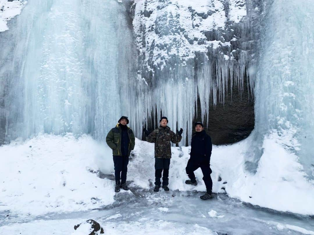 井浦新さんのインスタグラム写真 - (井浦新Instagram)「二風谷の氷の谷 澄みきった寒さが心地よい ここでELNESTの３人がアイヌ語にチャレンジ❗️ おたのしみに❄️ #マカウシの氷瀑　#しとちゃんねる」2月12日 0時25分 - el_arata_nest