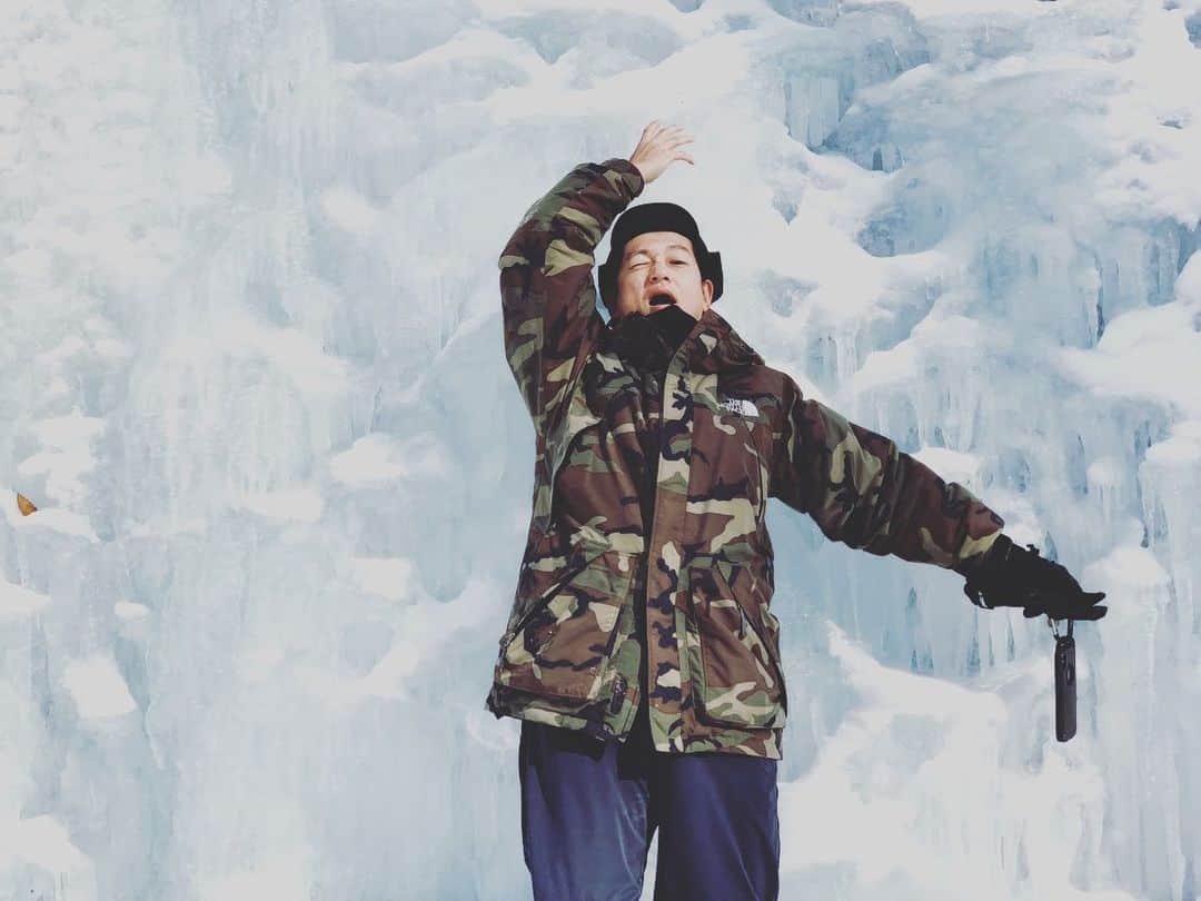 井浦新さんのインスタグラム写真 - (井浦新Instagram)「二風谷の氷の谷 澄みきった寒さが心地よい ここでELNESTの３人がアイヌ語にチャレンジ❗️ おたのしみに❄️ #マカウシの氷瀑　#しとちゃんねる」2月12日 0時25分 - el_arata_nest