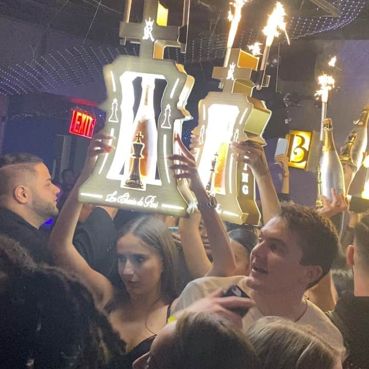 トニー・イエイヨーのインスタグラム：「#bransoncognac #lecheminduroi 100 bottles last night.」
