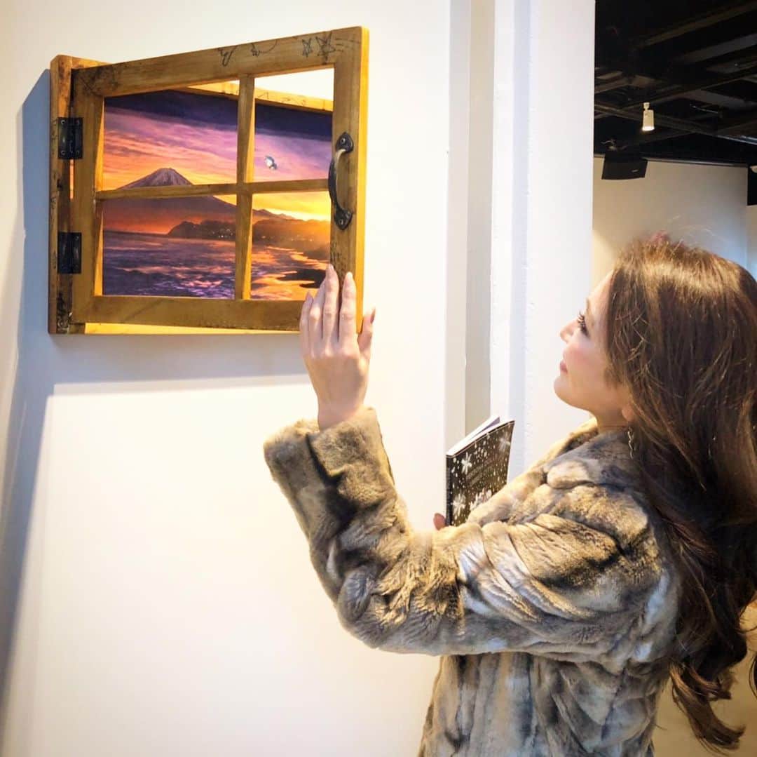 のインスタグラム：「・ ・ 美、ジュエリー、そしてアート。 目の保養と癒し🤗🌟 ・ 世界のアーティストが所属する、香港のアートギャラリーJPS Art Gallery が原宿にオープン！✨ ・ 代表のSamさんに作品の説明をいただきました🙋‍♀️ どれも奥が深くて、、引き込まれる作品ばかり！ ・ 今回は、#日本 #香港 #イギリス #米国 #スペイン 18人のアーティストの#現代アート 作品😊 ・ こちらのグループ展は昨日まででしたが、2月16日からは新たに御歳79歳のアーティスト #momoyama さんの個展がスタート！（画像8.9枚目） 15日夜には#レセプションパーティー も行われるのだそう💡 ・ ぜひ足を運んでみてください🤗✨ ・ #世界最先端の現代アートギャラリー 「JPS Art Gallery HARAJUKU / AREA 36」 渋谷区神宮前1-9-6 ・ ・ ・ ✔︎ TV出演 2月16日 23時 #BSフジ #東京はいすぺ女子 ✔︎ 3月アンティークジュエリー発売 @ayako_suzuki810 ・ ・ #個展 #ギャラリー #世界最先端 #現代アート #経営者 #働く女性 #フリーランス #自由な暮らし #目の保養 #art #JPSArtGallery #CHANEL #HARAJUKU #Contemporaryart #🖼 #🎨」