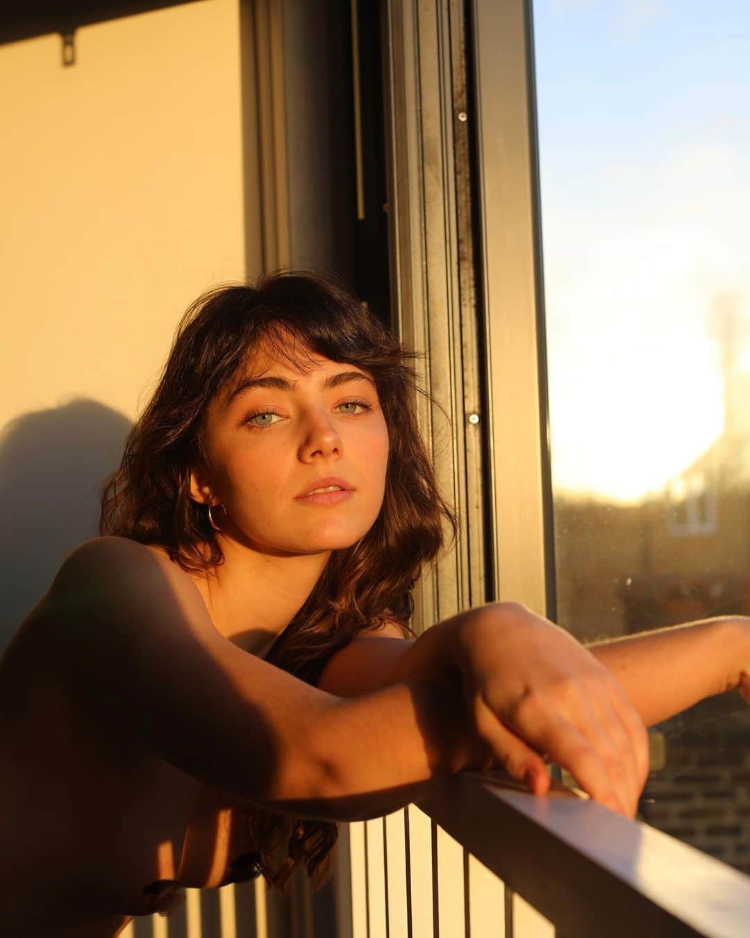 Amelia Zadroのインスタグラム：「Sunset at home w @lenarachoudhury ✨ Today I feel scattered,  My body is pulling me towards one thing but My mind is full of reasons against it What do you do in these situations?」