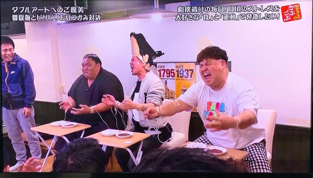 池田真一のインスタグラム：「うちのガヤやっぱりカットダイジェストでした😆 次は頑張ります！ でも、ごぶごぶは御嶽海さんに選んでもらいました！ 天井と照明に助けられました😆 ビリビリマシーンはノリなしで痛すぎました！ 浜田さんに1番渡したらあかんマシーンです！ あの後たむけんさんは10分以上電気流されてました🤣🤣🤣」